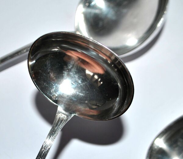 3 cuillères à sauce et louche Rubans croisés nœuds en métal argenté Reneka