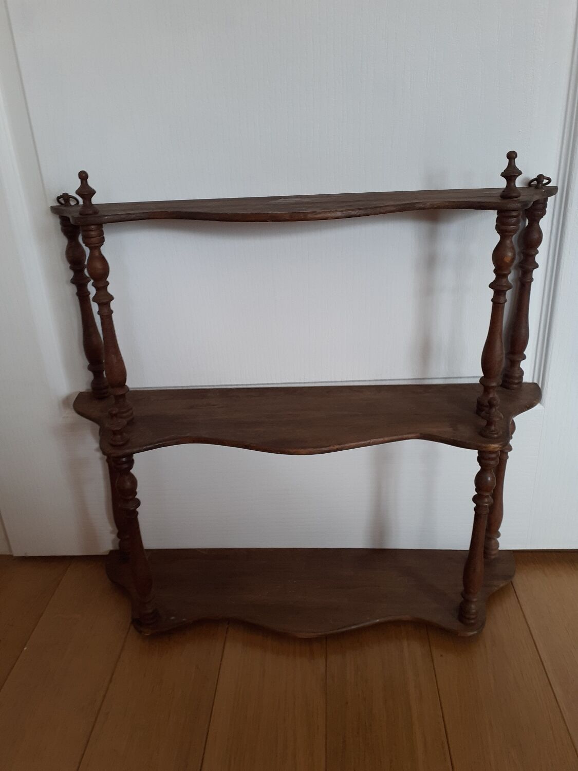 Étagère murale bois tourné