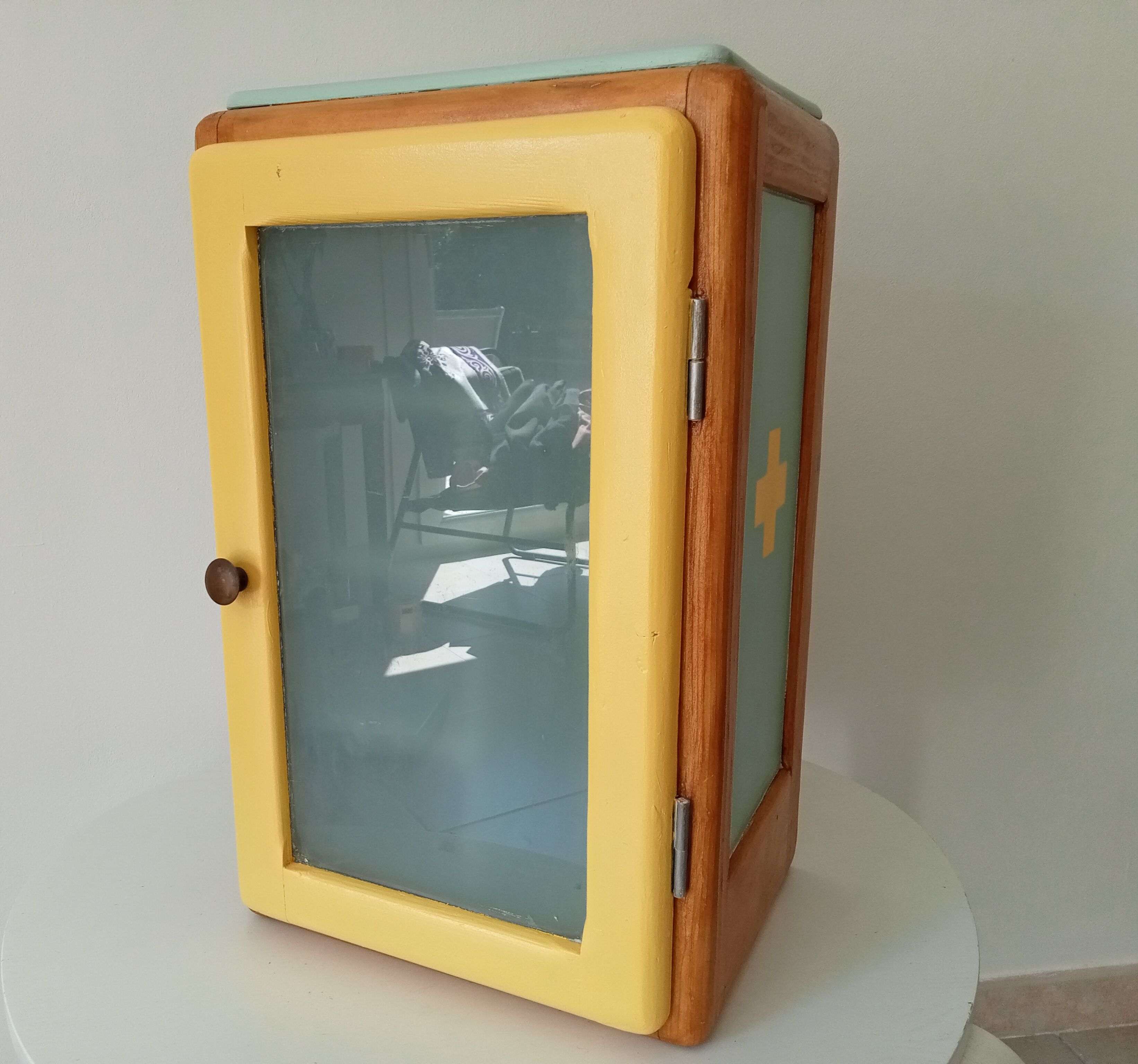Vintage medicine cabinet 50s
