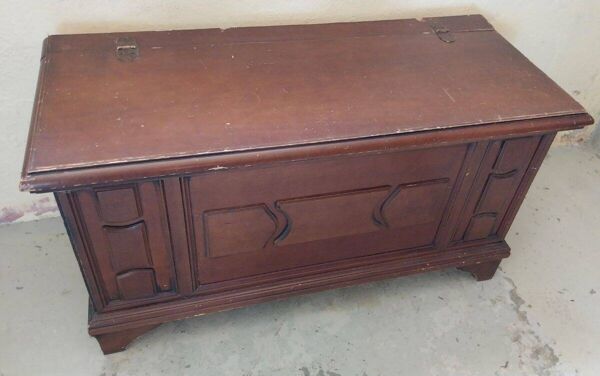 Coffre ancien en bois / malle de rangement à couvercle