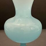 Petit vase en opaline bleue