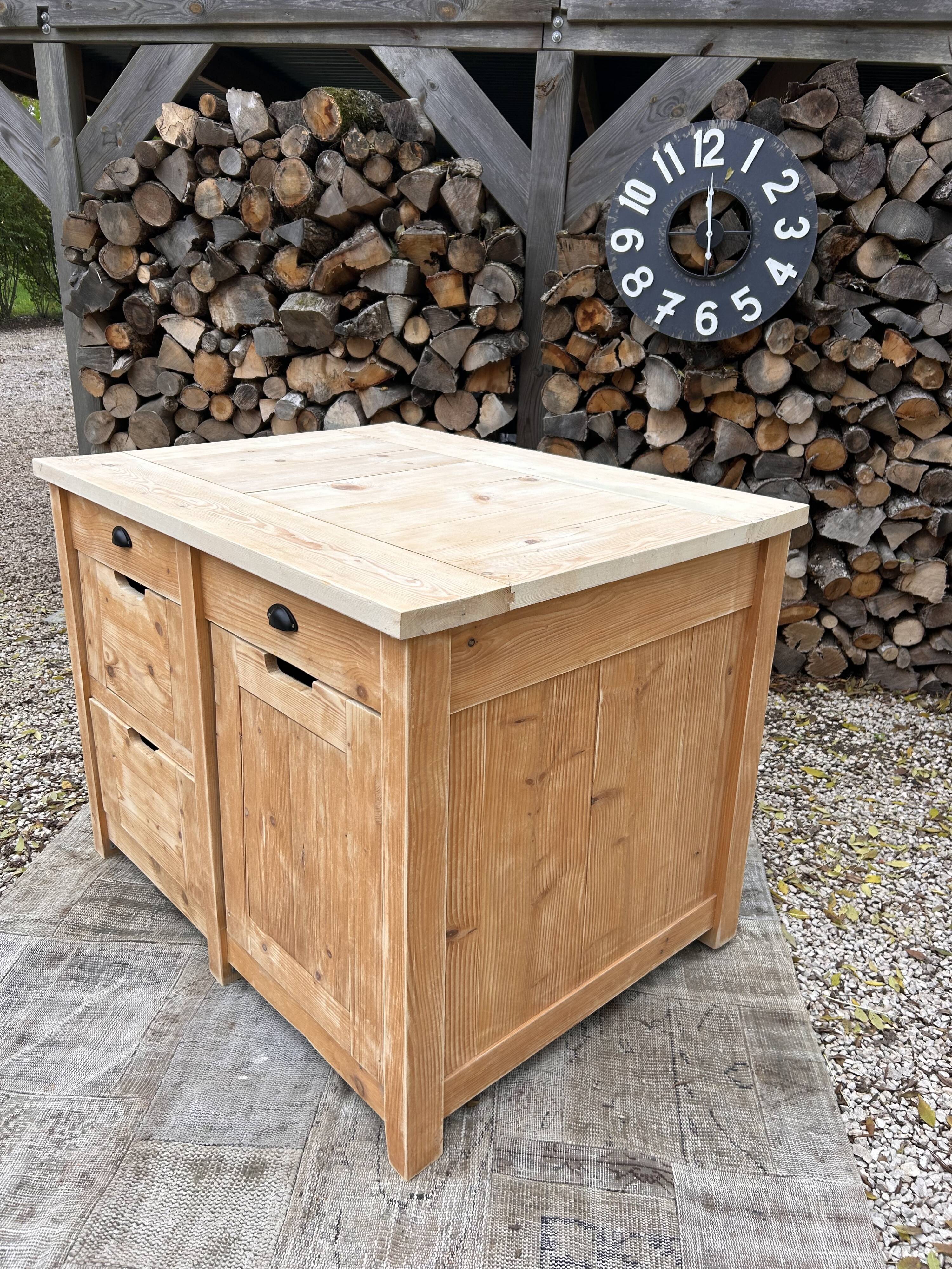 Central island / Saucepan storage unit