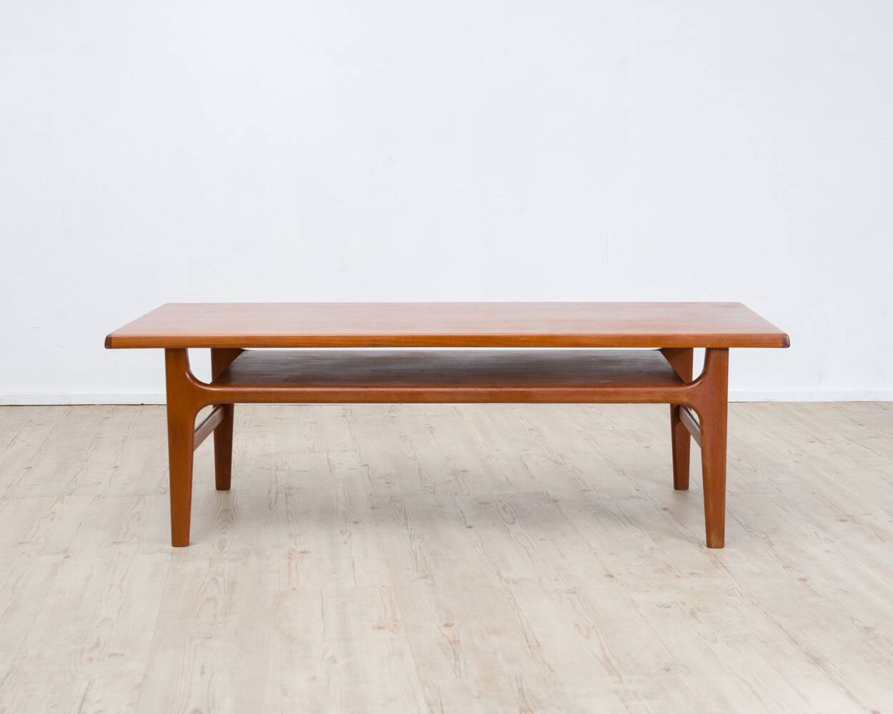 Table basse danoise en teck par Nils Bach, années