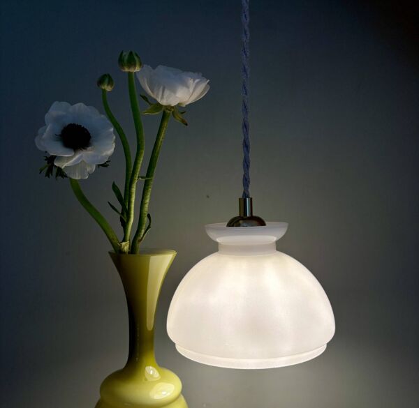 Suspension abat-jour vintage en opaline blanche