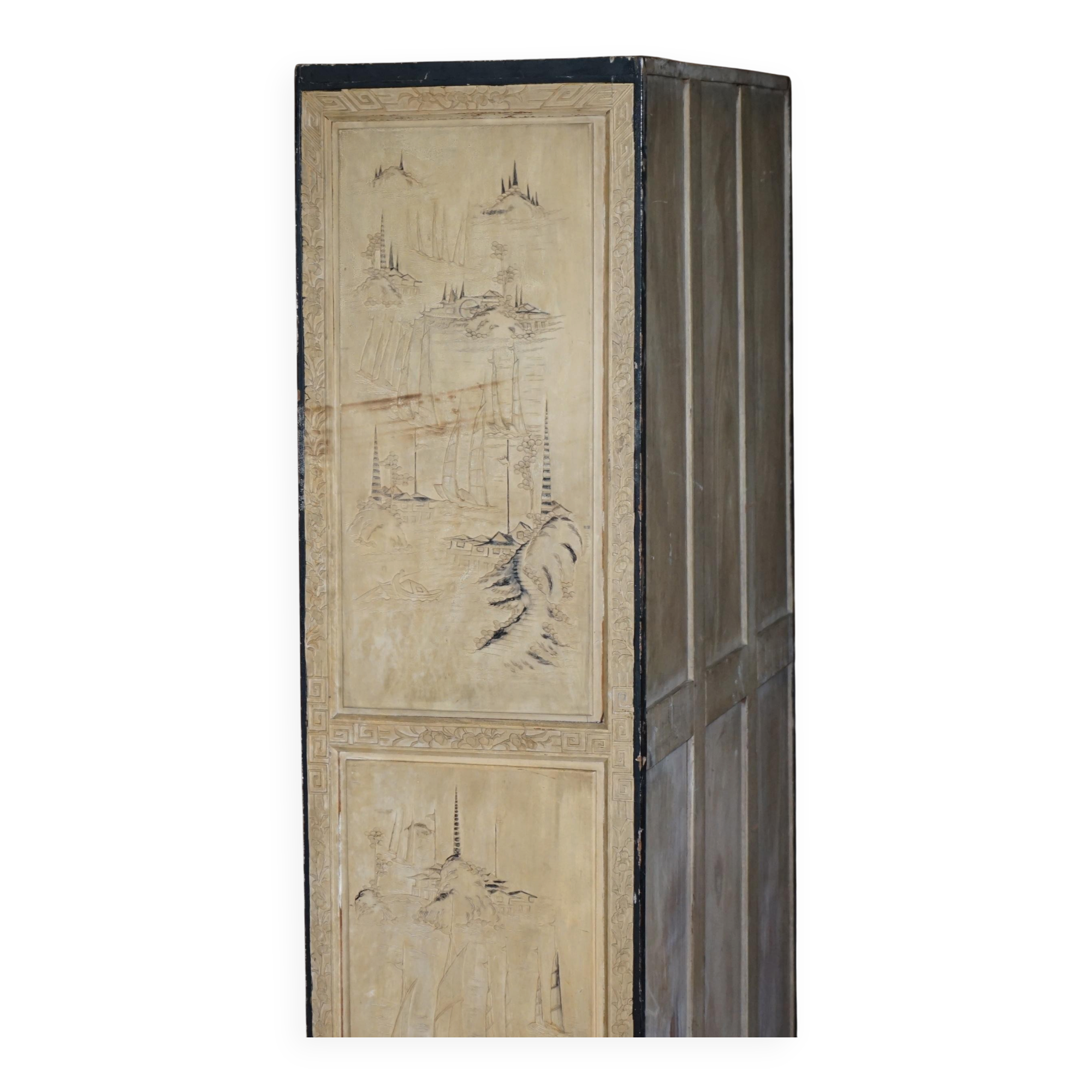 Armoire orientale chinoise en bois de camphre sculptée années 1920