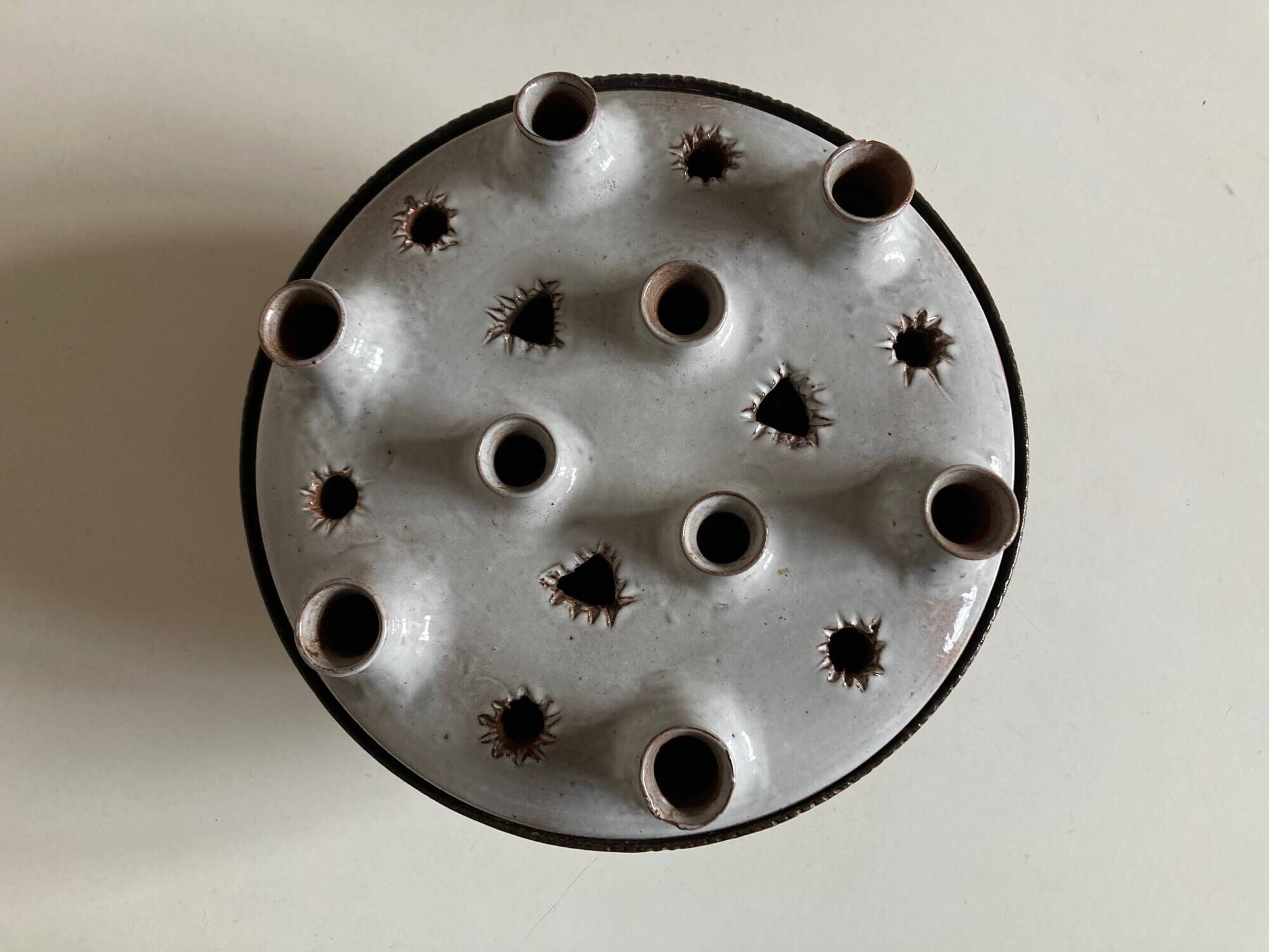 Ceramic pique flowers by Jeanne and Norbert Pierlot 1970 Château de Ratilly
