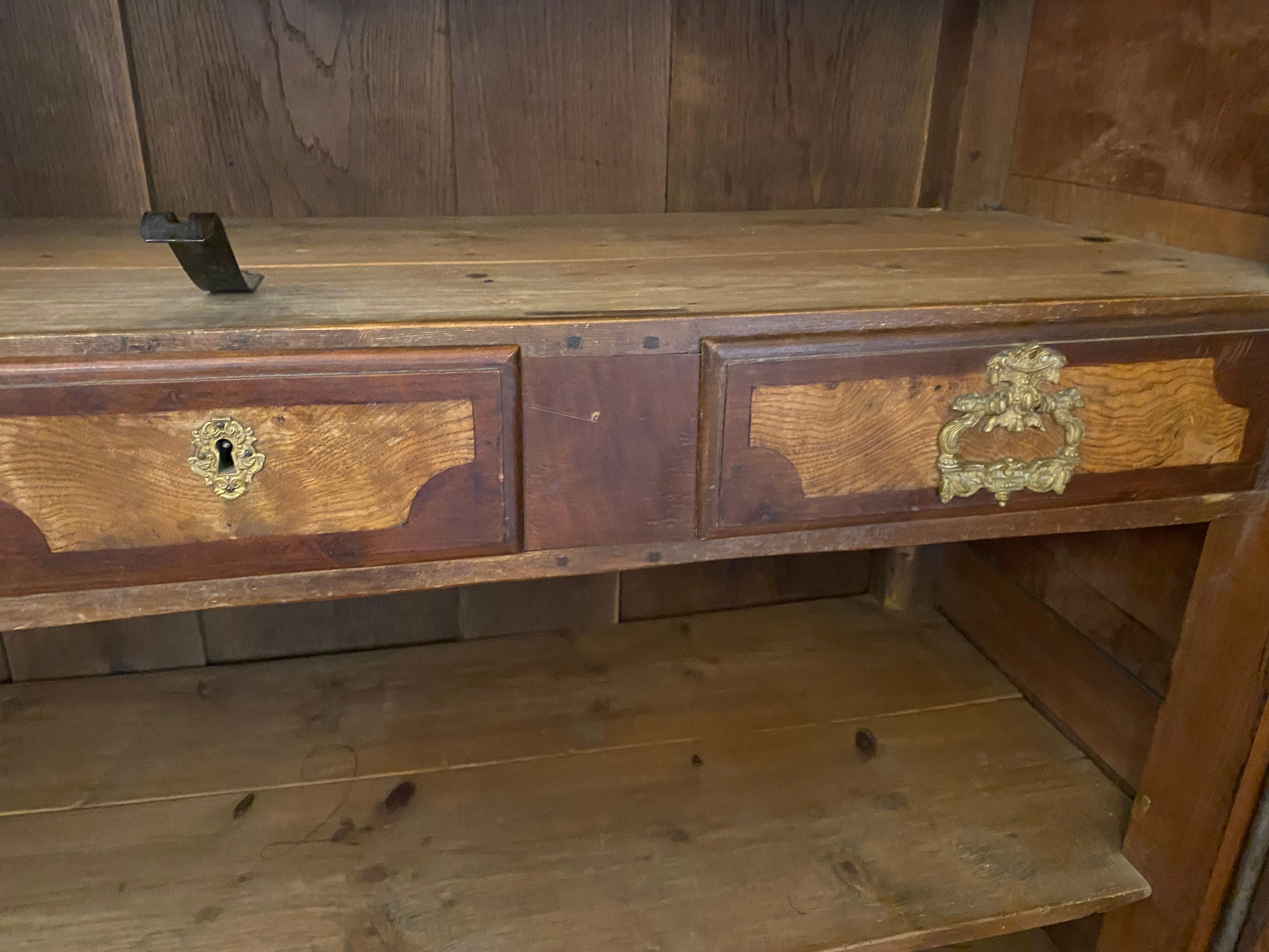 Wedding wardrobe of the Bressan country in walnut and walnut magnifying glass dated 1850