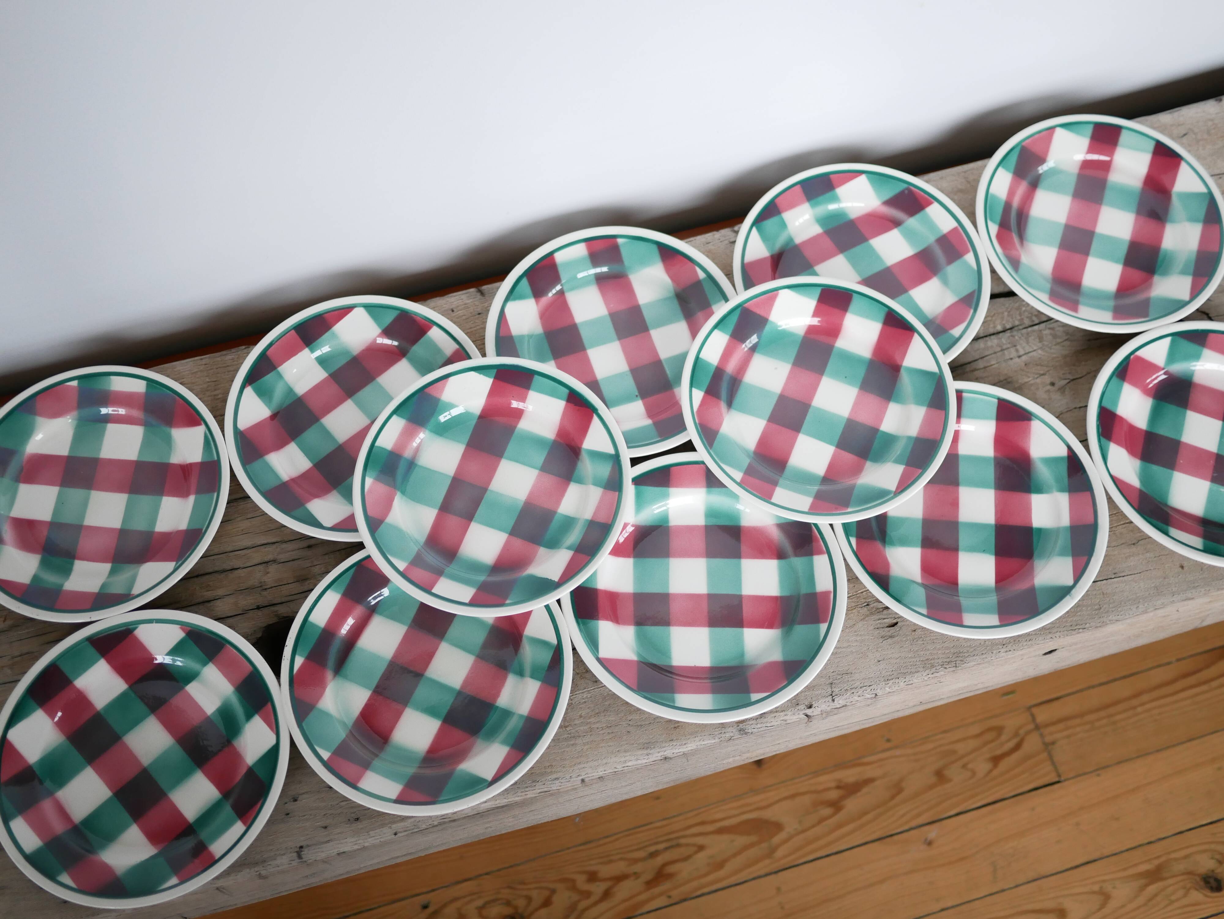 Série de 12 assiettes à dessert vintage en céramique par la Faïencerie Nouvelle, Givors France