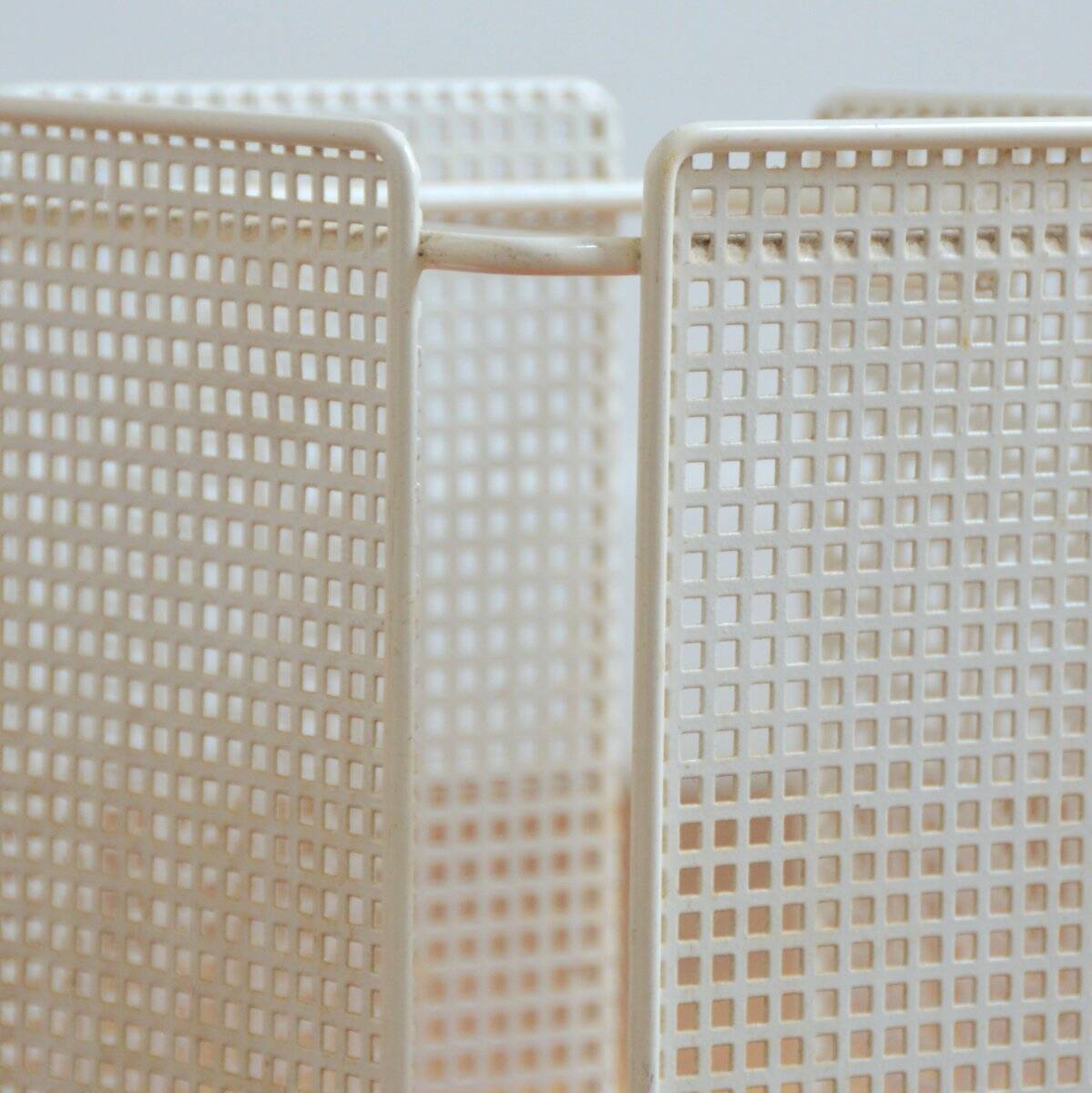 Porte-parapluies moderniste en métal perforé années 60 / 70