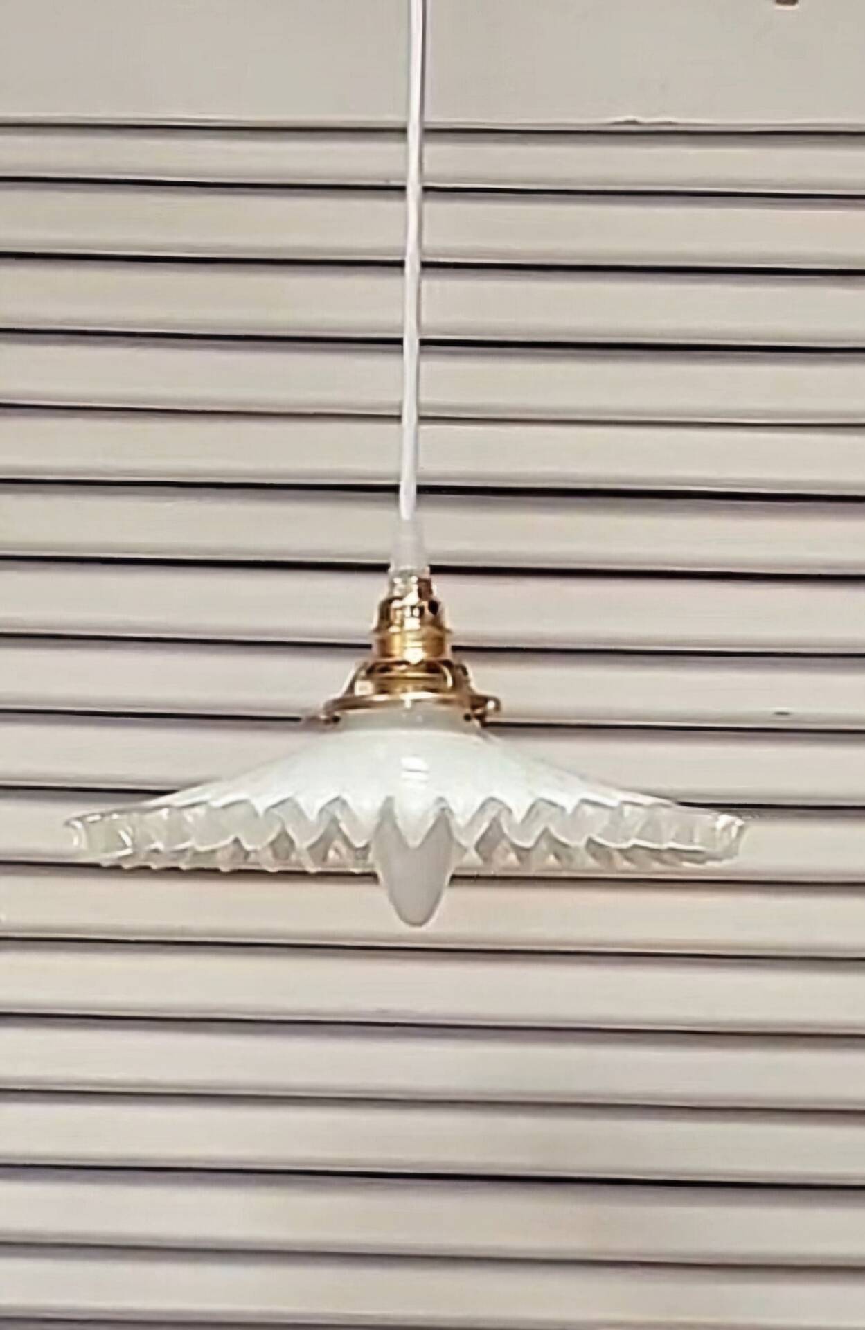 Suspension in white opaline