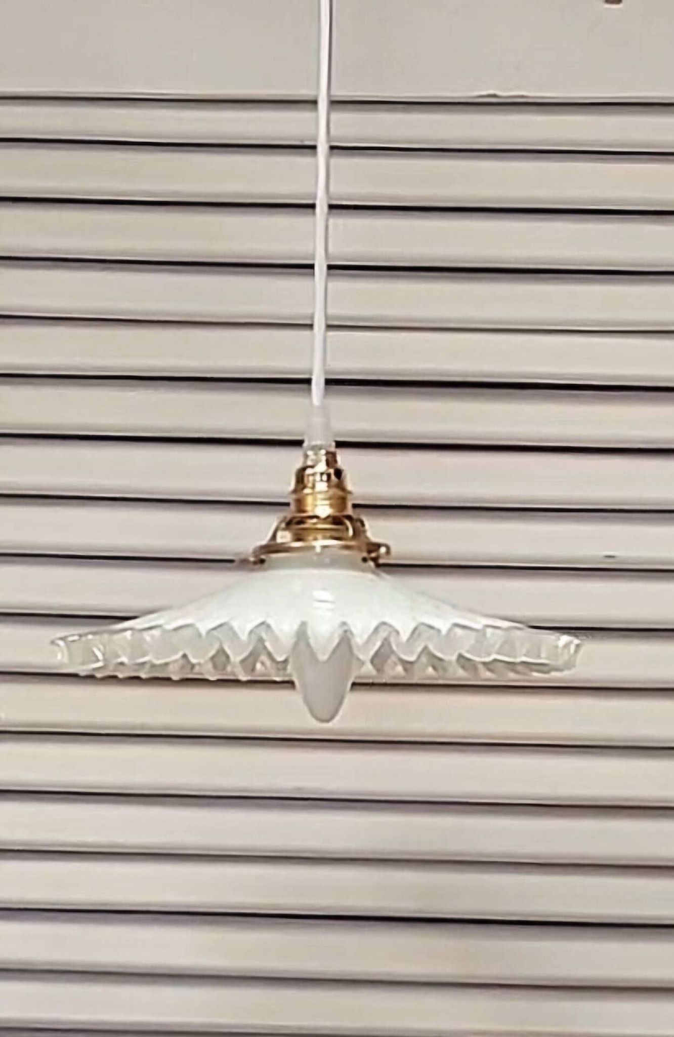 Suspension in white opal