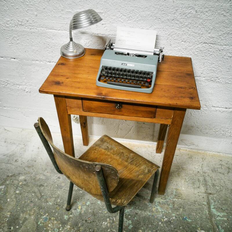 Articulated aluminum desk lamp