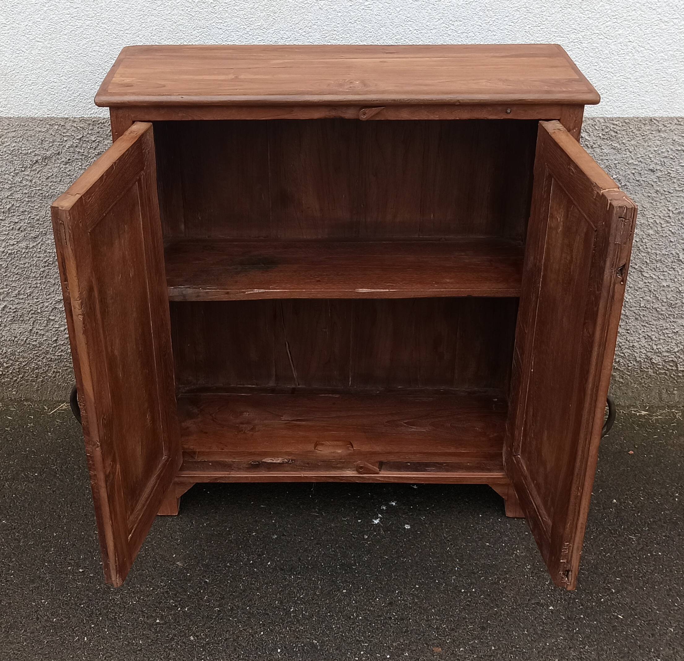 Old wooden chest of drawers