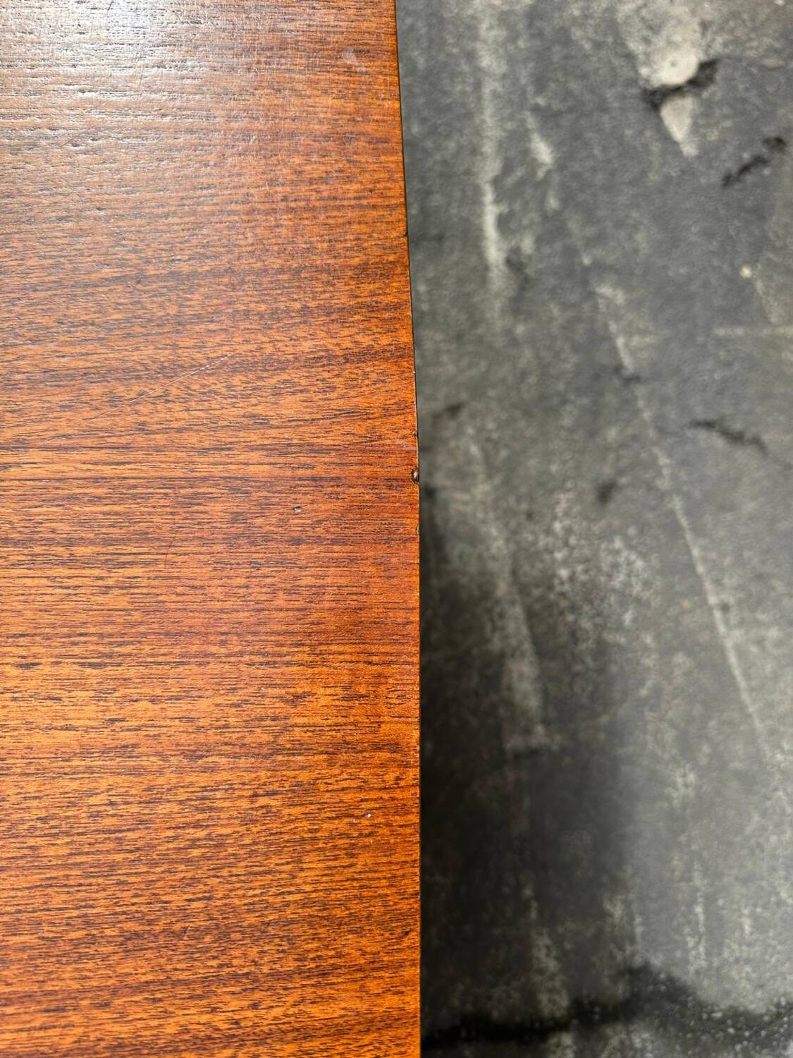 Scandinavian extendable dining table in teak veneer.