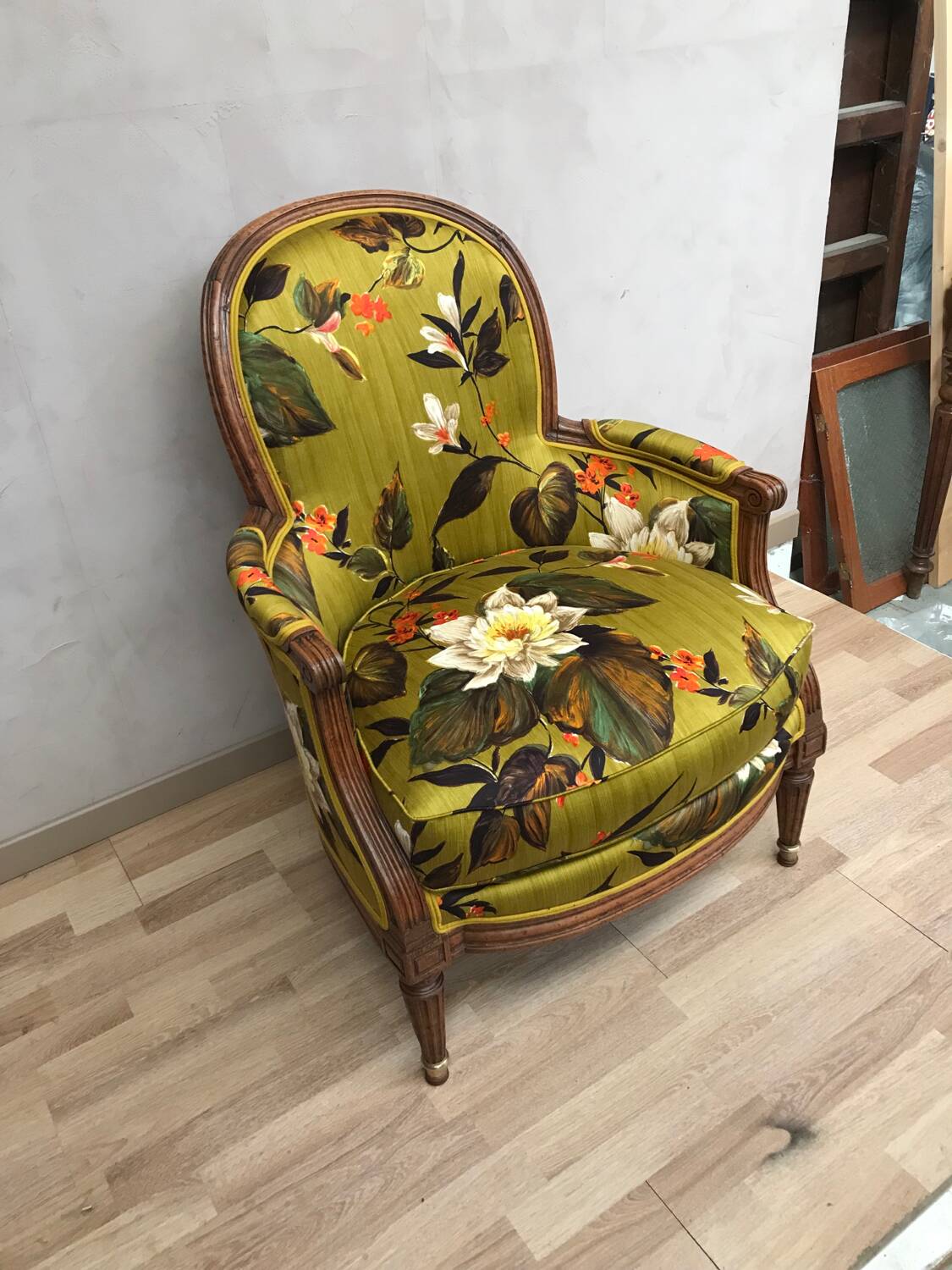 Fauteuil Bergère à coussin de style louis XVI retravaillee
