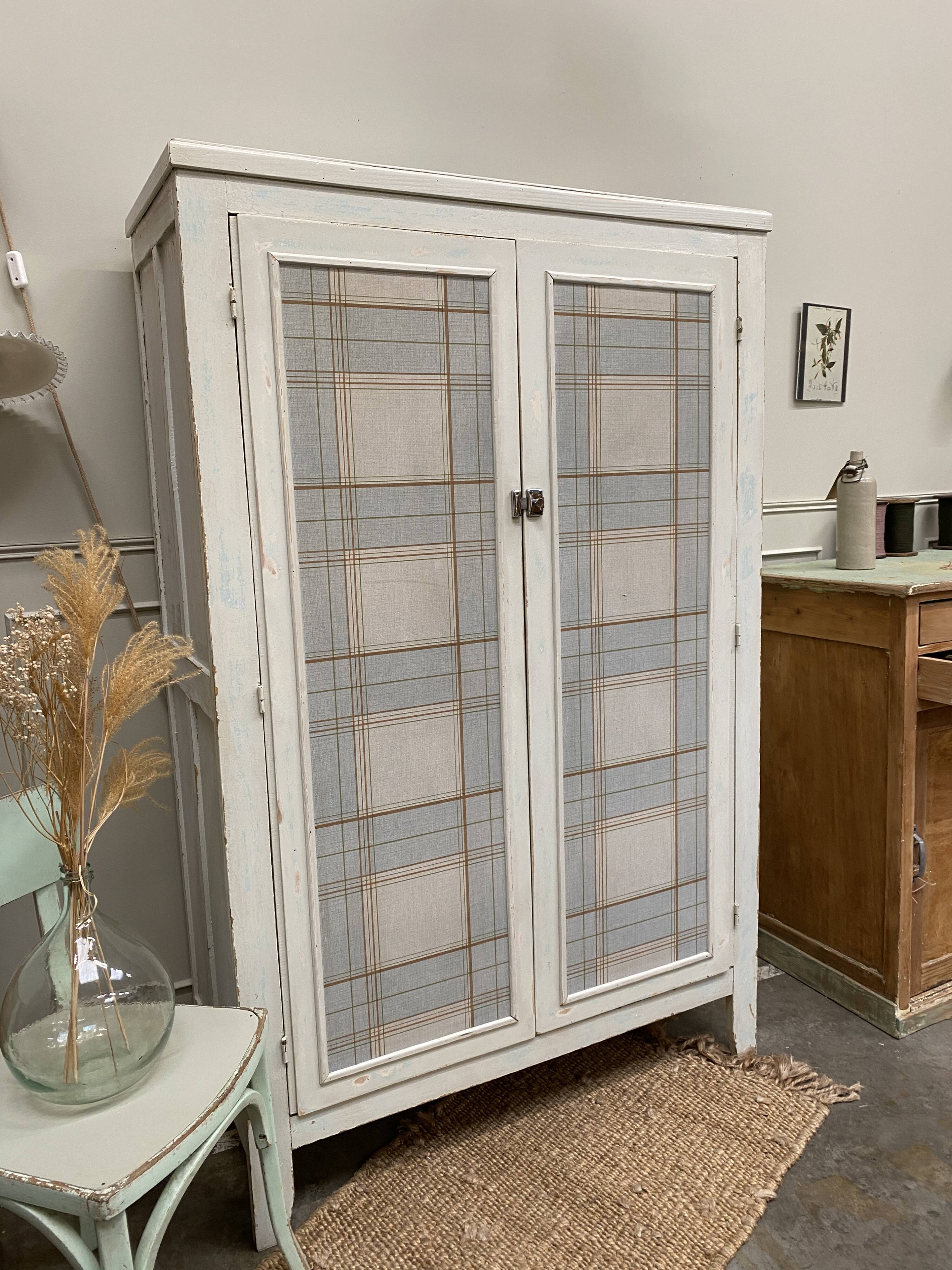 Armoire patinée en bois brut