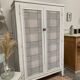 Armoire patinée en bois brut