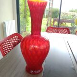 Vase en verre opalin rouge