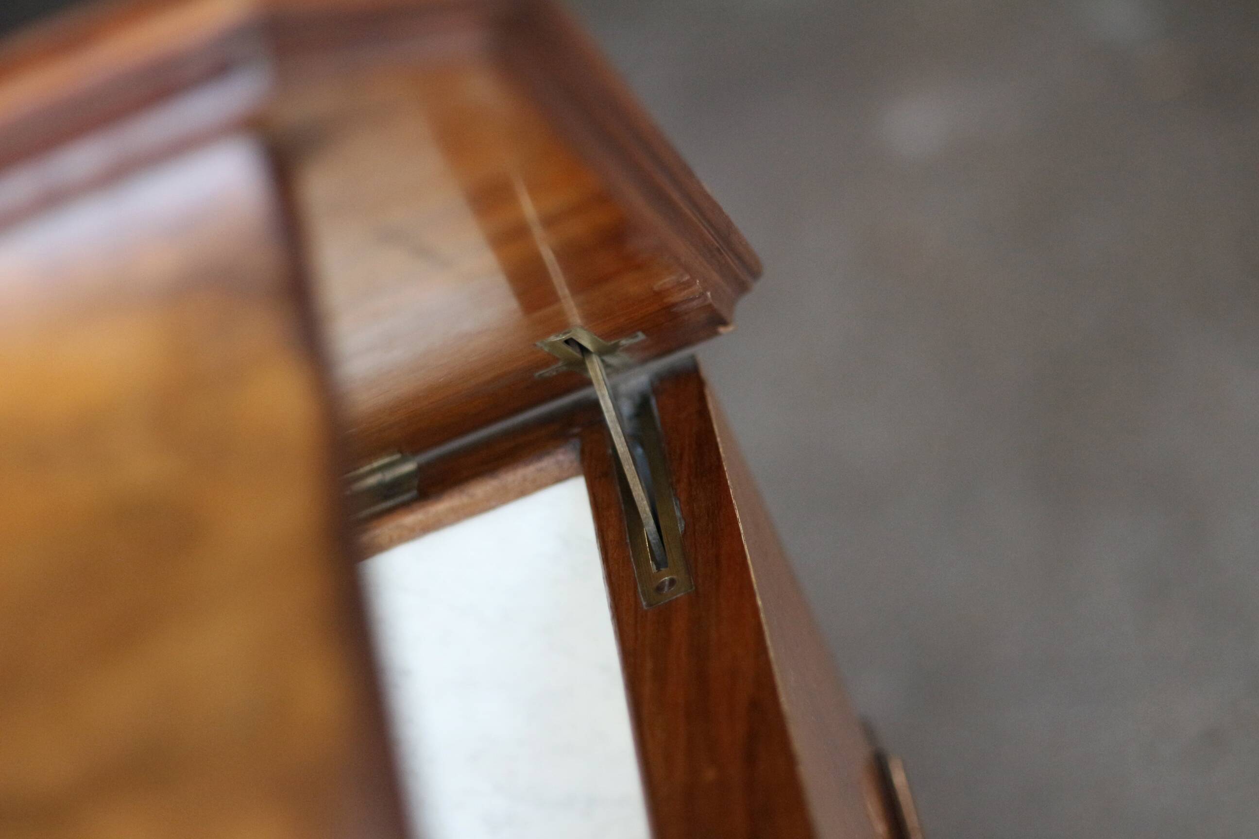 Classy dressing table in mahogany burl (19th century).