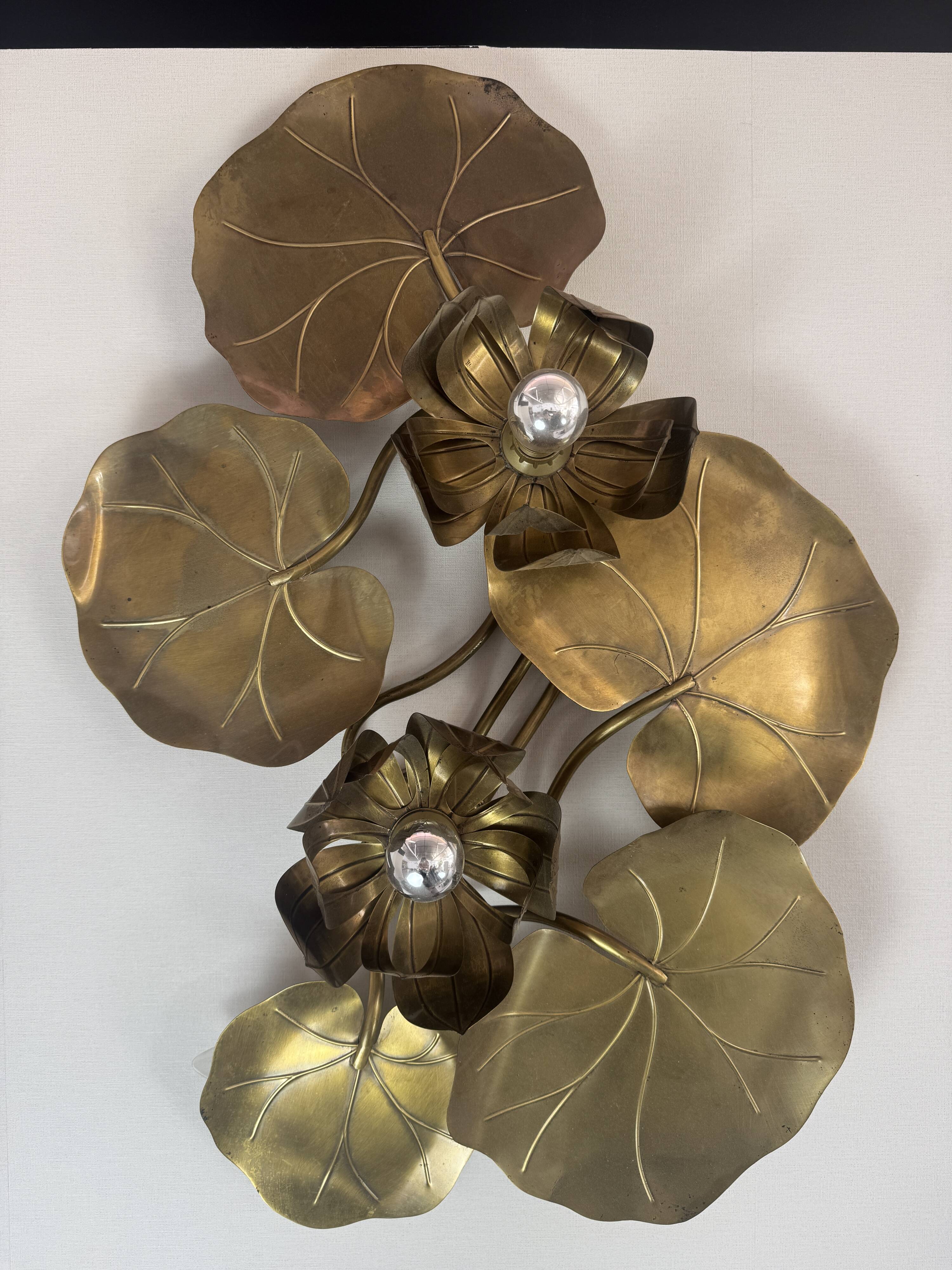 Large lily pad ceiling light in gilded brass Hollywood Regency — 7 lights — 1970