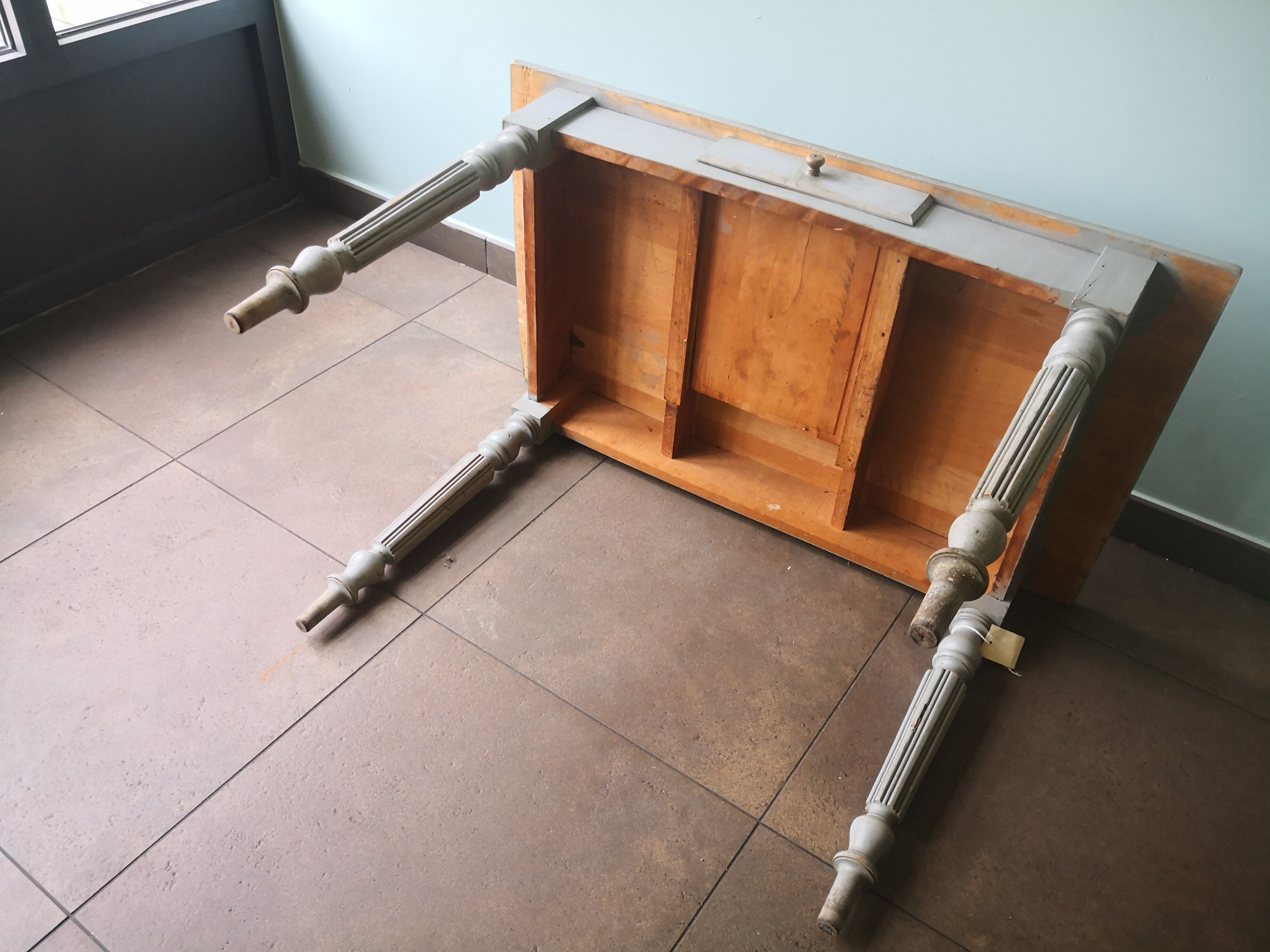 Table en bois bureau patine grise
