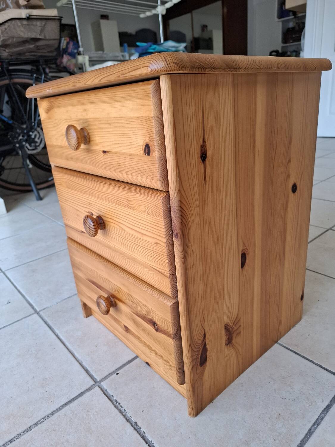 Small 3-drawer cabinet