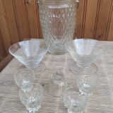 Carafe set, 5 small digestive glasses and 2 leaf-patterned cup glasses.