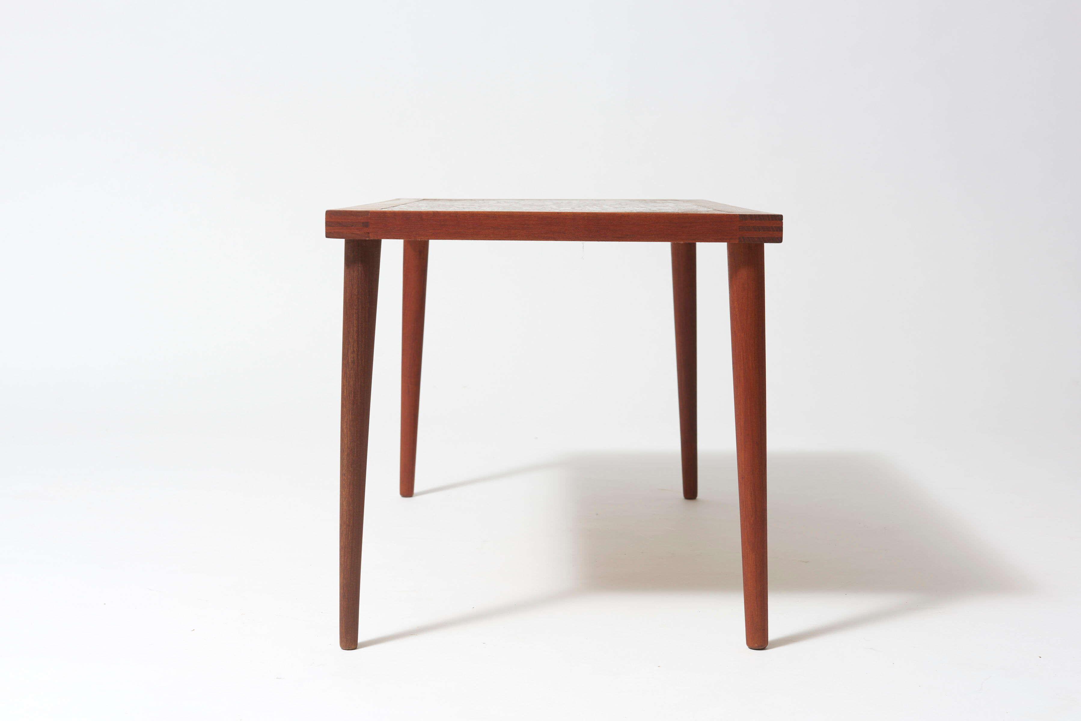 Table basse scandinave en teck et tablette en cuivre
