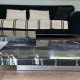 Table basse composée de deux tables design en faux marbre reposant sur piètements chromés de Willy Rizzo