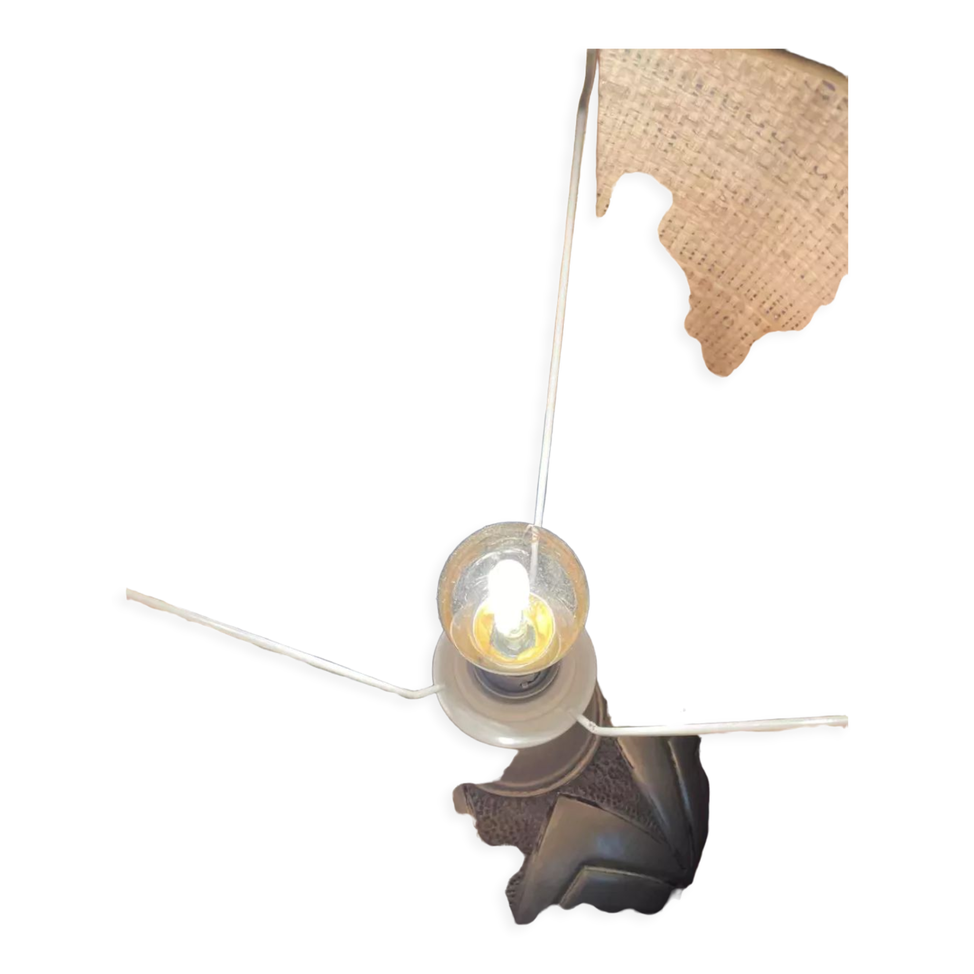 Lampe vintage en dinanderie René Delavan, étain et raphia