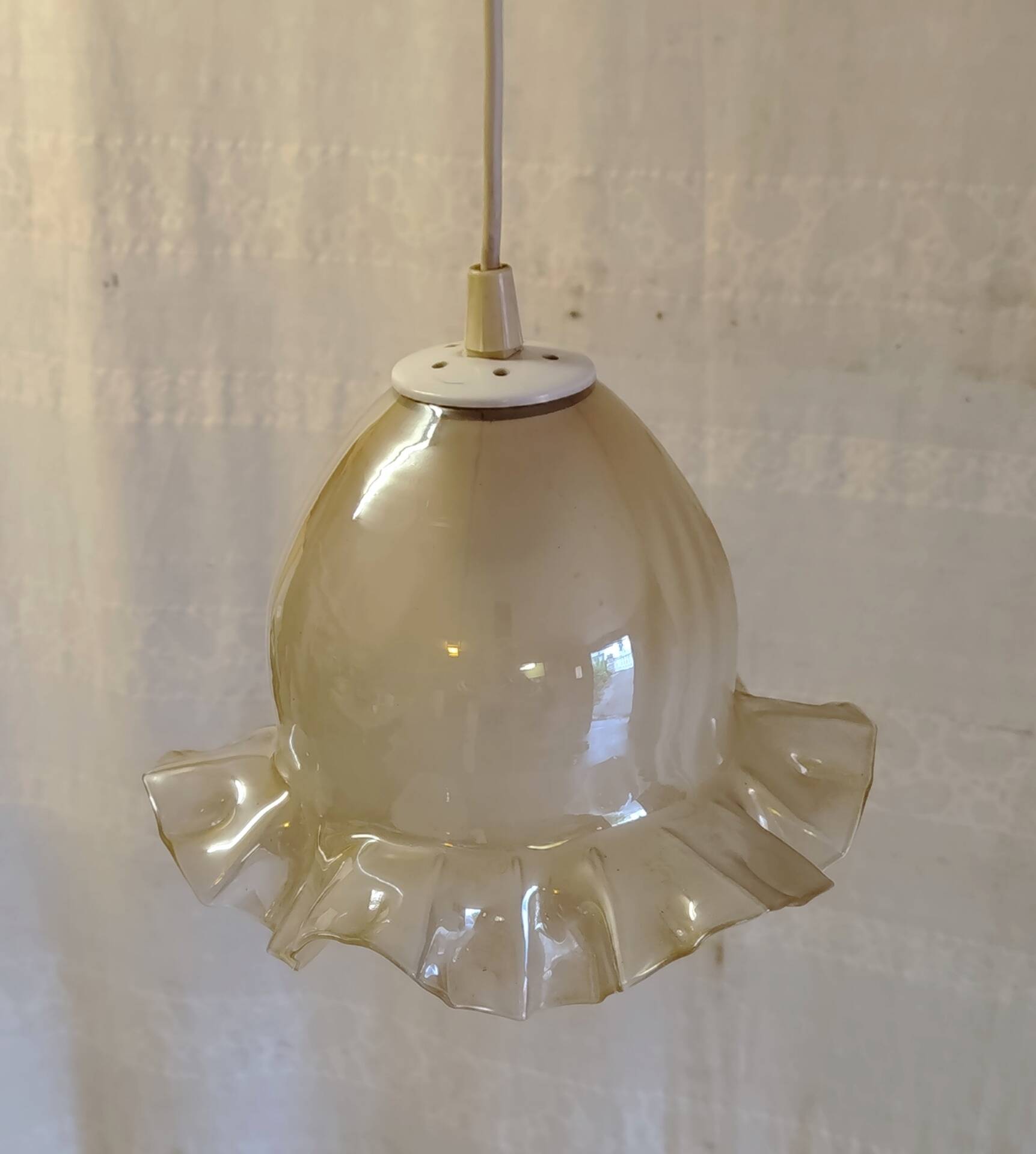 Suspension globe en verre juponné - mid. XXeme