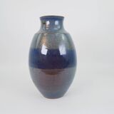 Grand vase en céramique émaillée bleu signé sous la base
