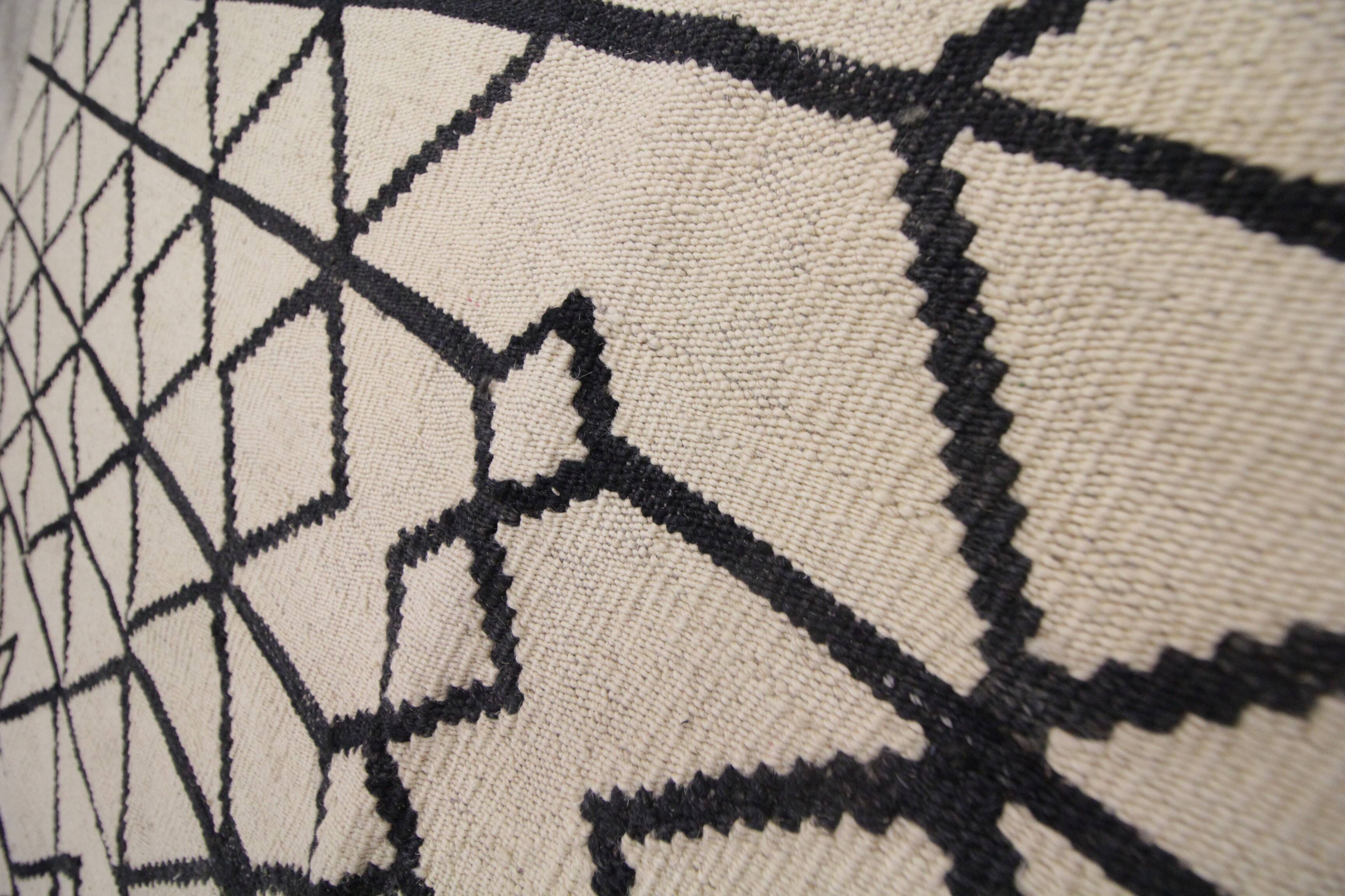 Tapis Kilim en laine crème et noire, tapis tissé à plat géométrique moderne fait main