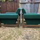 Duo de fauteuils vintage à tissus vert.