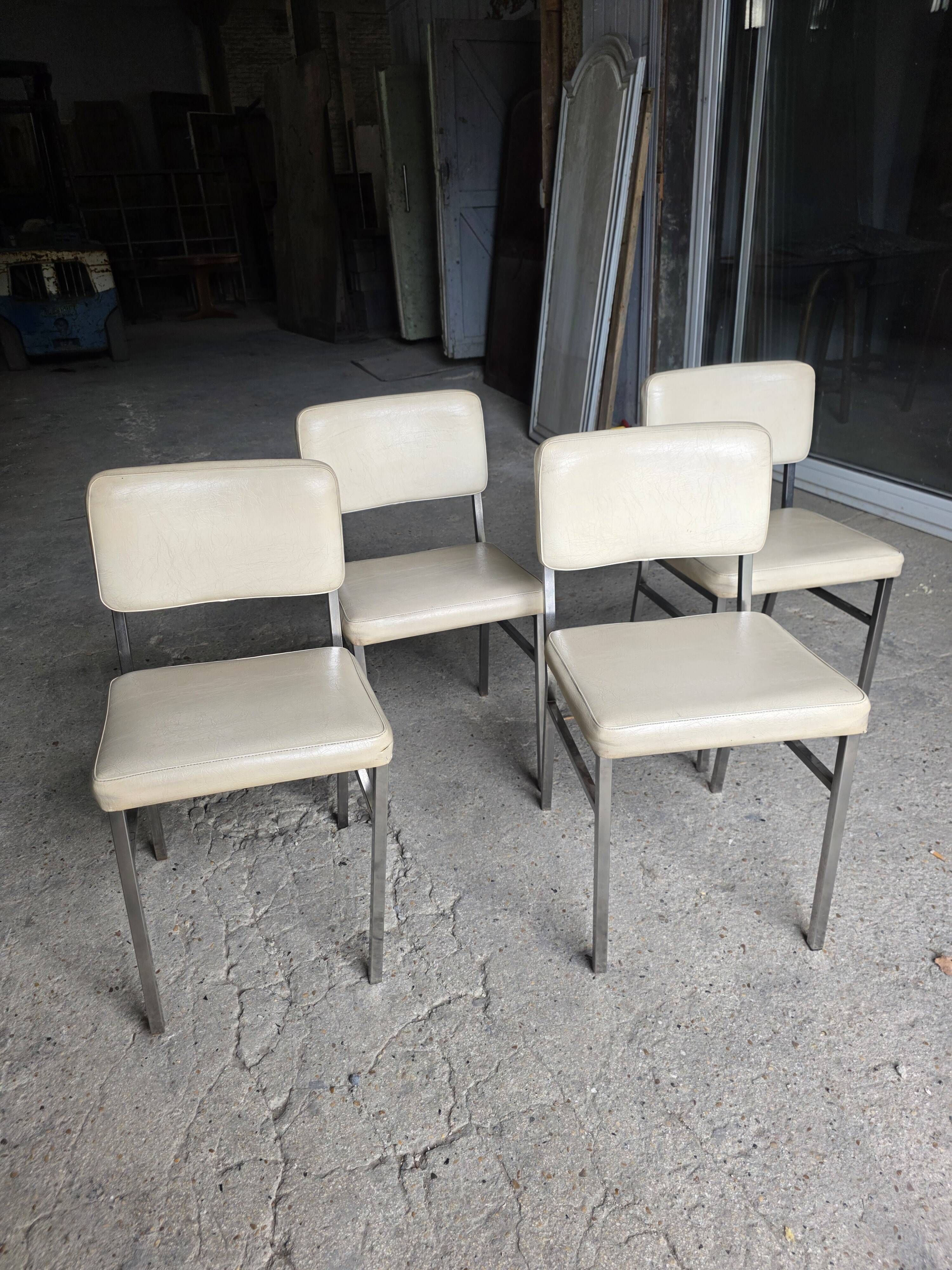 4 chrome metal chairs with faux leather from the 1970s.