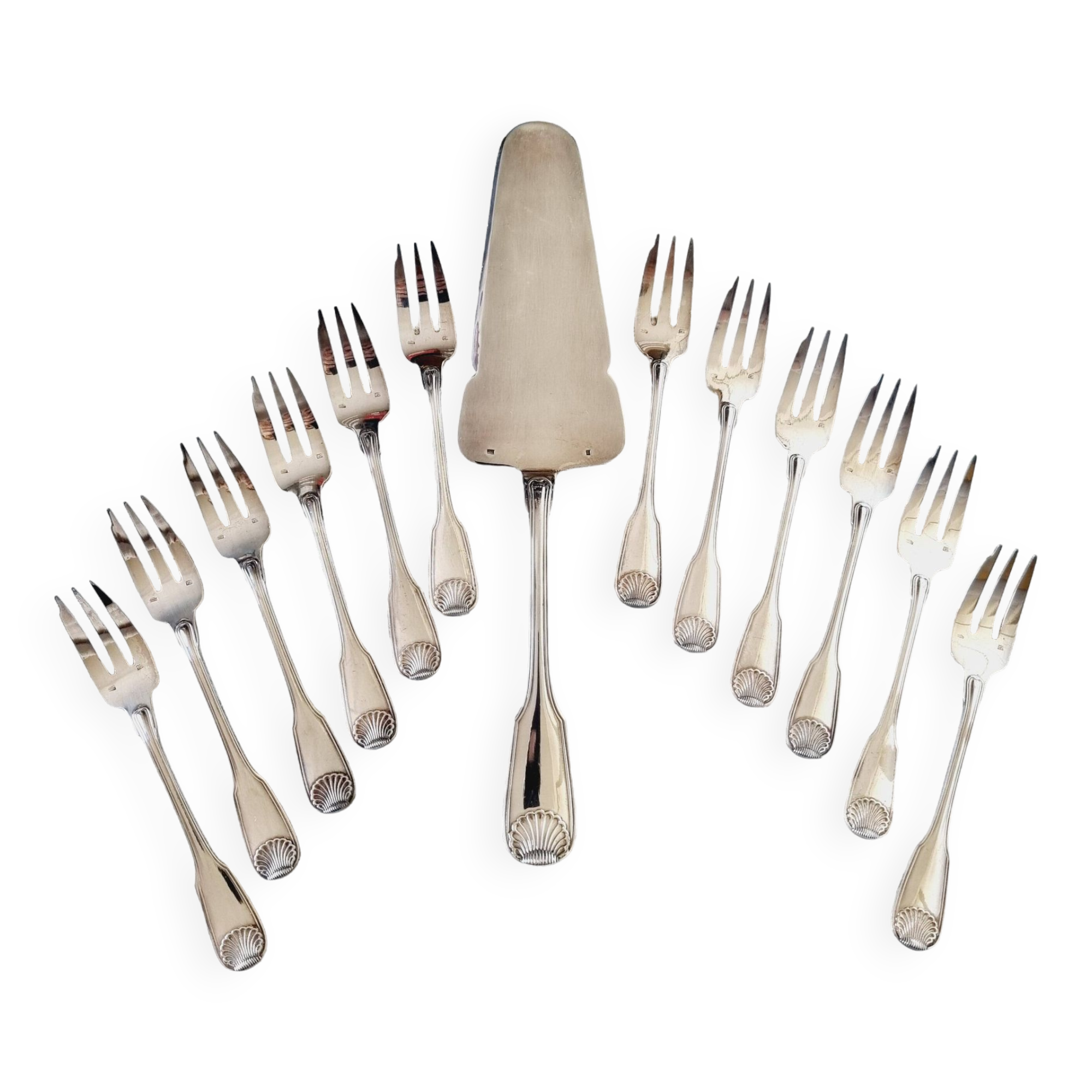 Coffret à Gâteaux Vintage avec 12 Fourchettes et 1 Pelle en Métal Argenté à Décor de Coquille
