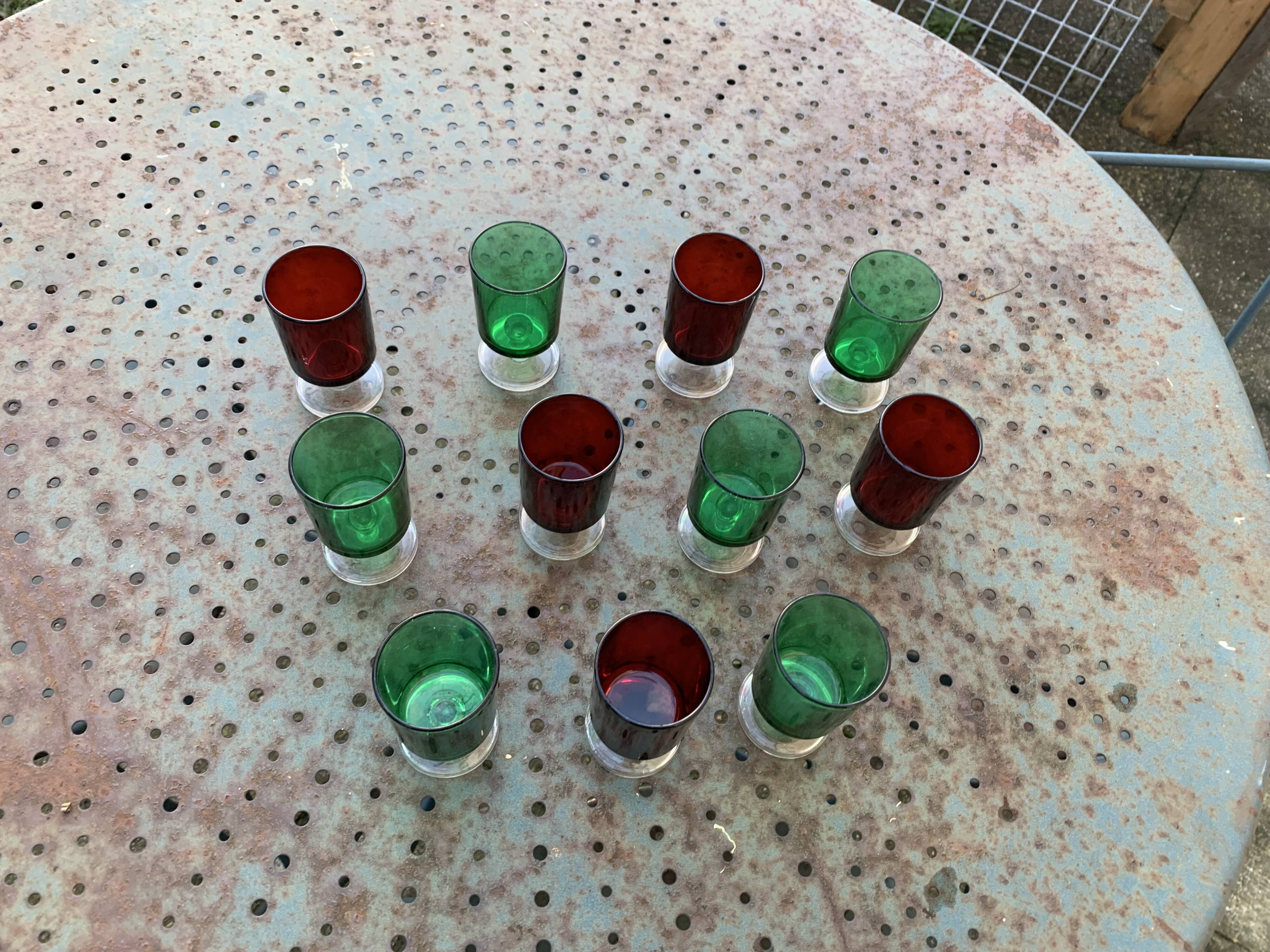 11 wine or aperitif glasses, 6 green and 5 red vintage 1970