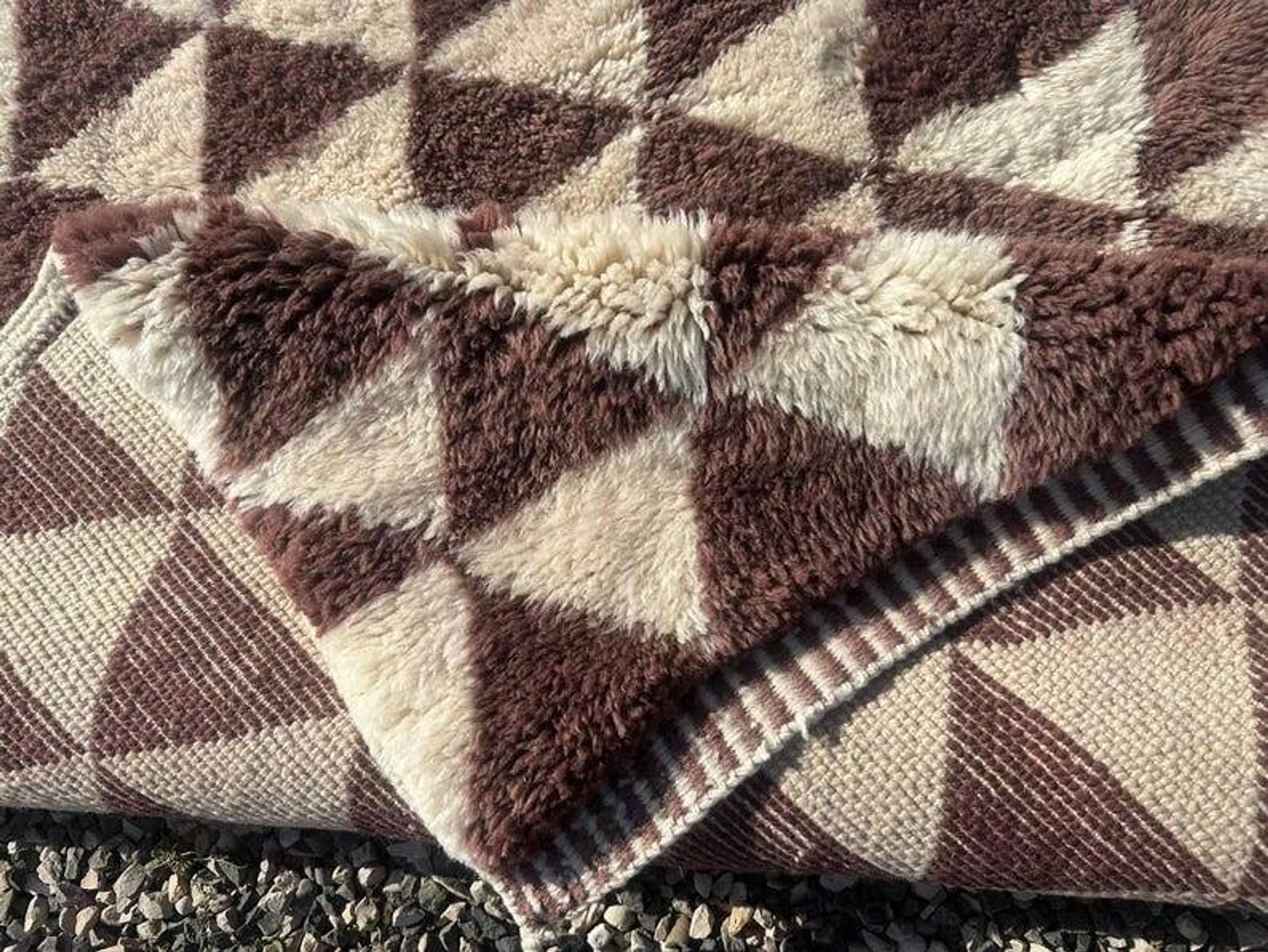 Très grand tapis berbère marocain écru et bordeaux 450x300 cm motif triangl