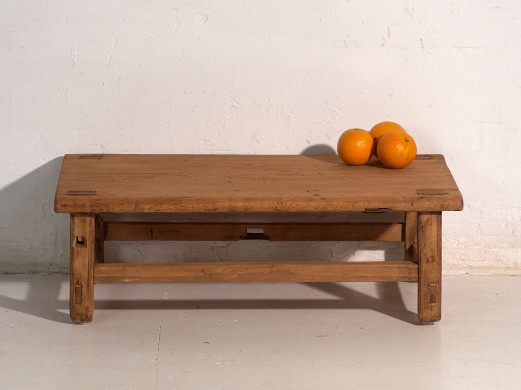 Table basse ancienne en bois de pin – Chine, vers 1890