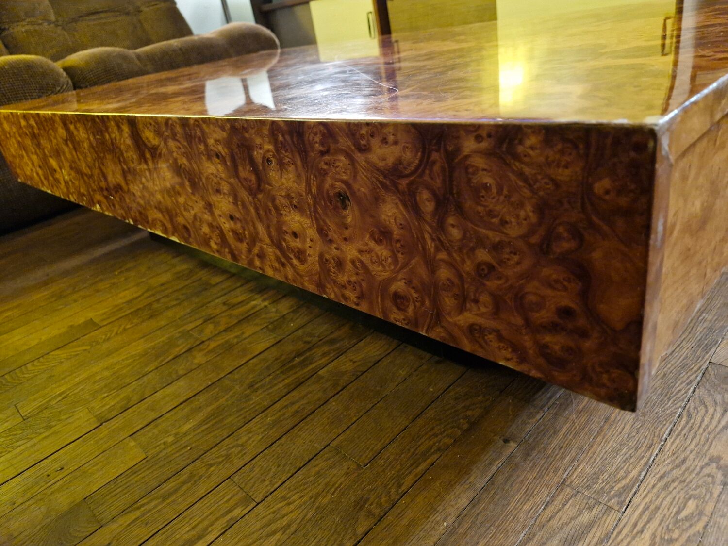 Italian design coffee table in burl wood by Roche Bobois, 1970s.