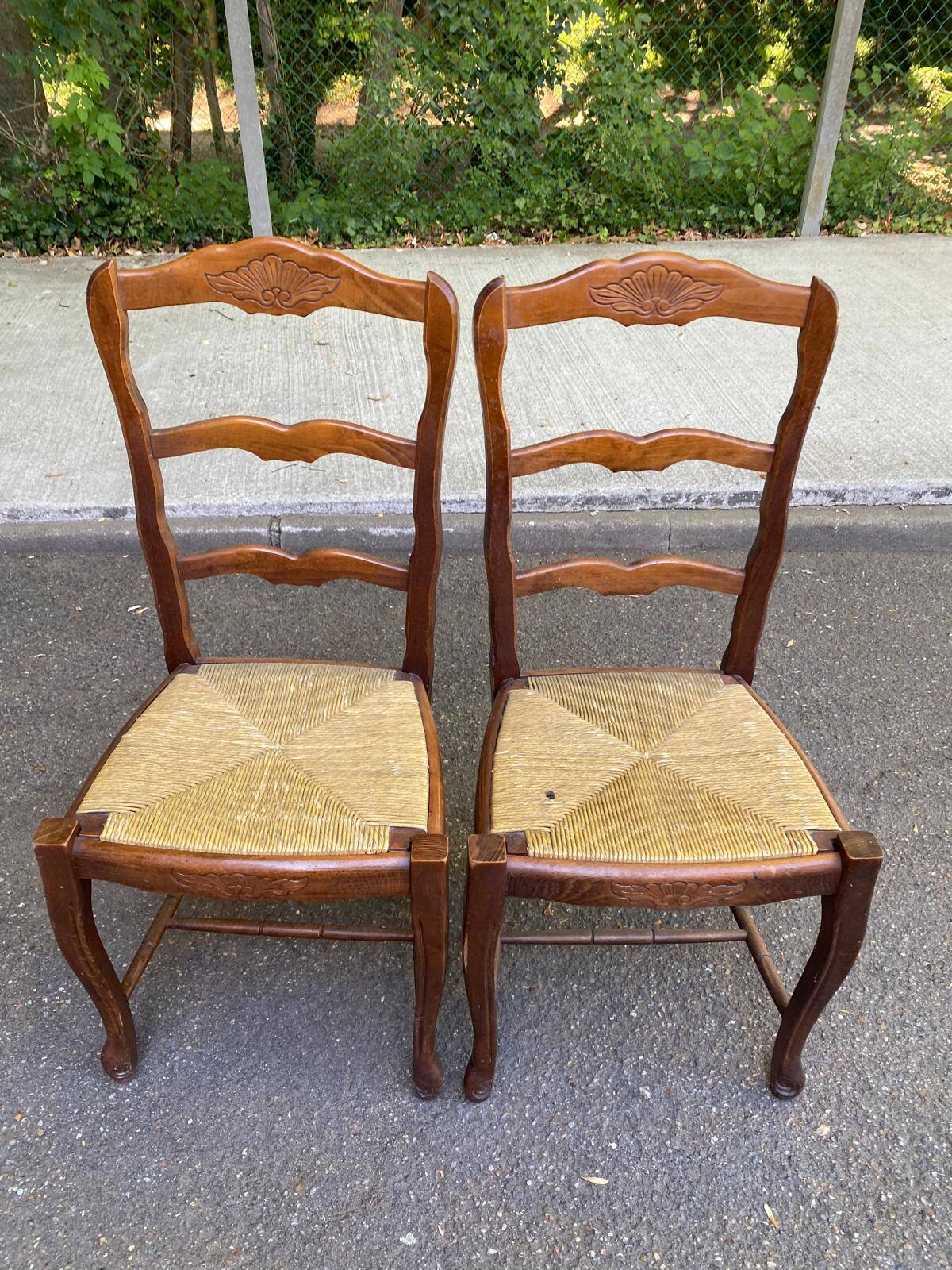 2 dining chairs with carved solid wood and rush seats in Louis XV shell style.
