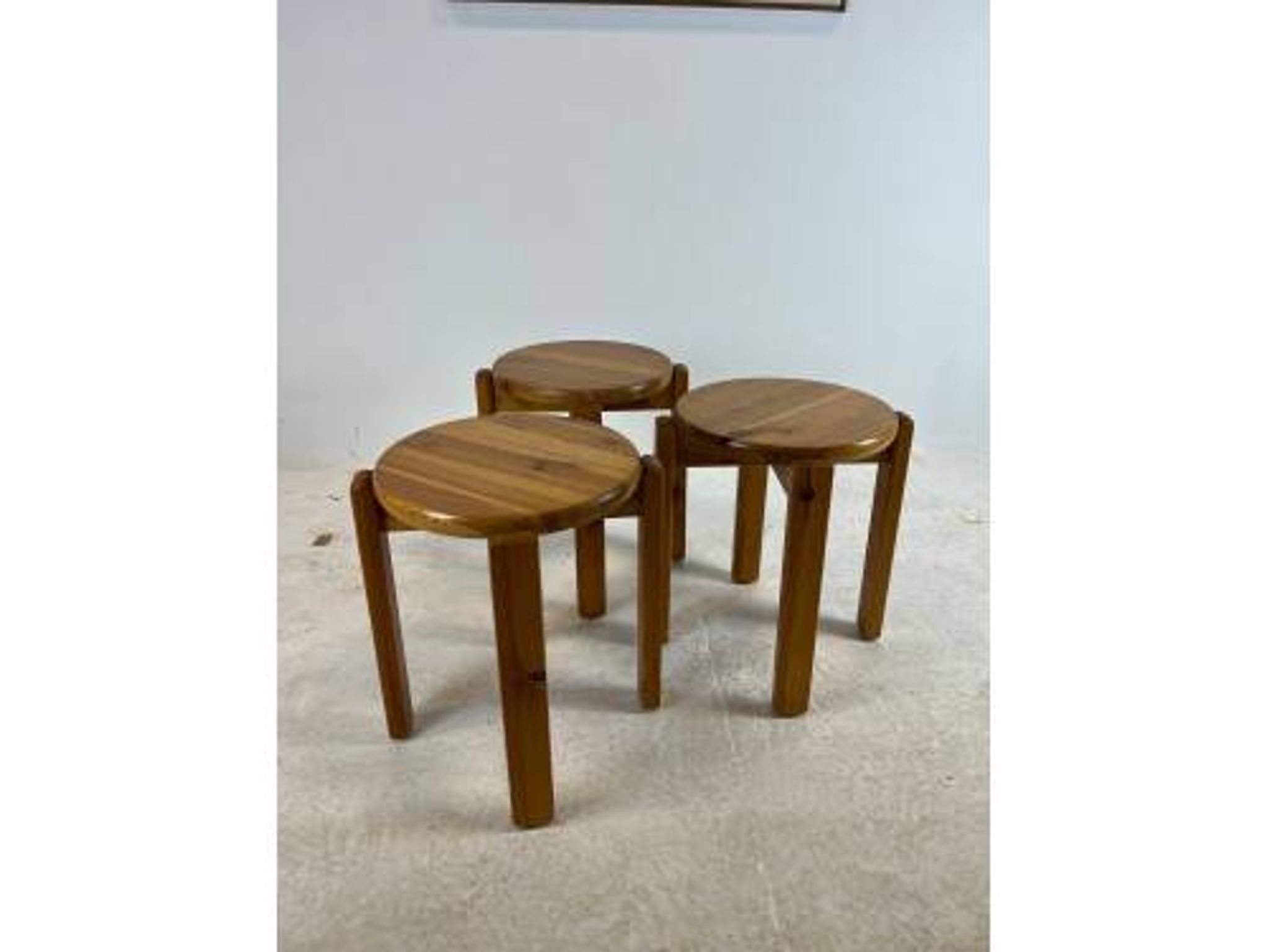 Trio de tabourets en pin massif, années 70