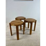 Trio de tabourets en pin massif, années 70