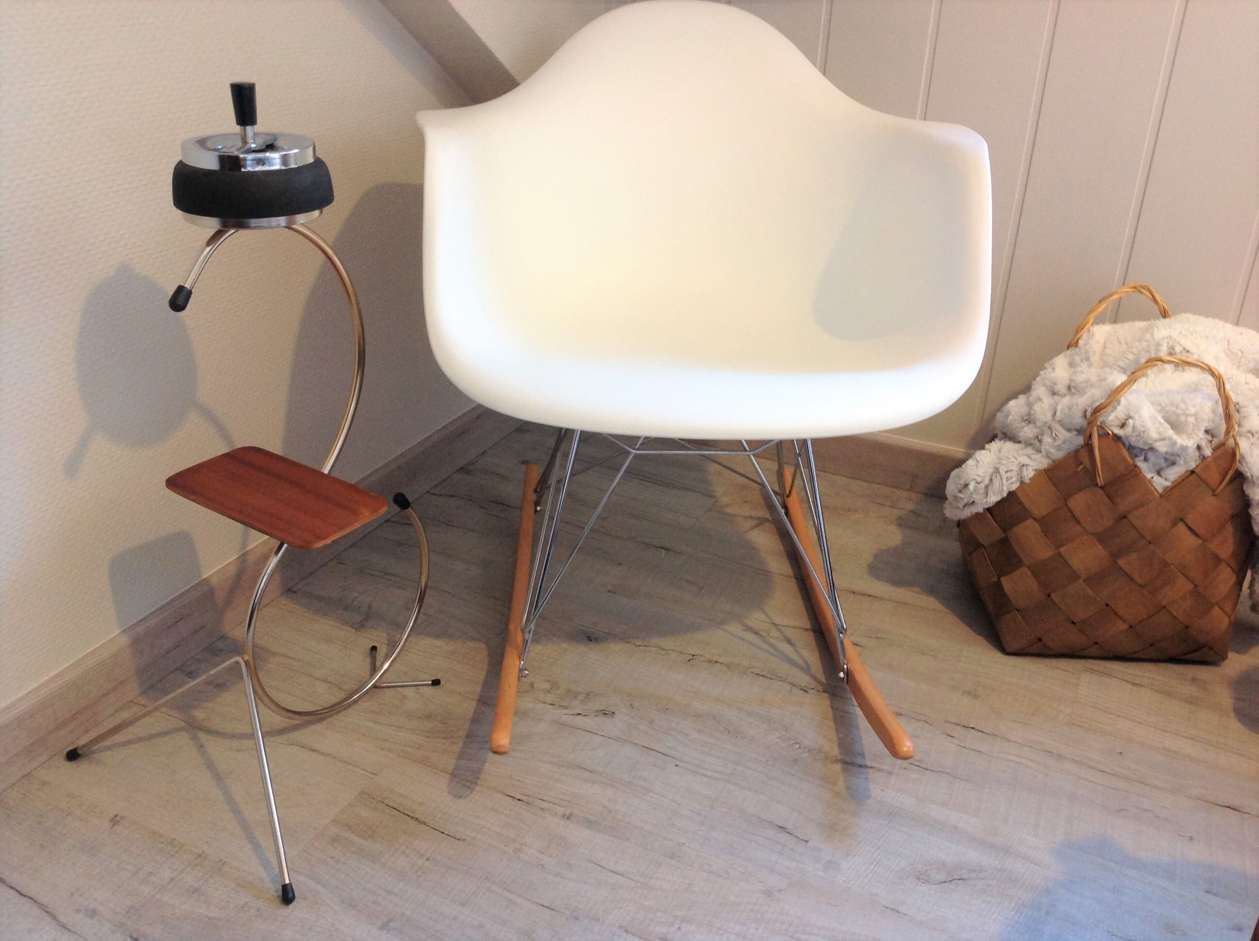 Ashtray pusher on foot with tablet / vintage 60s