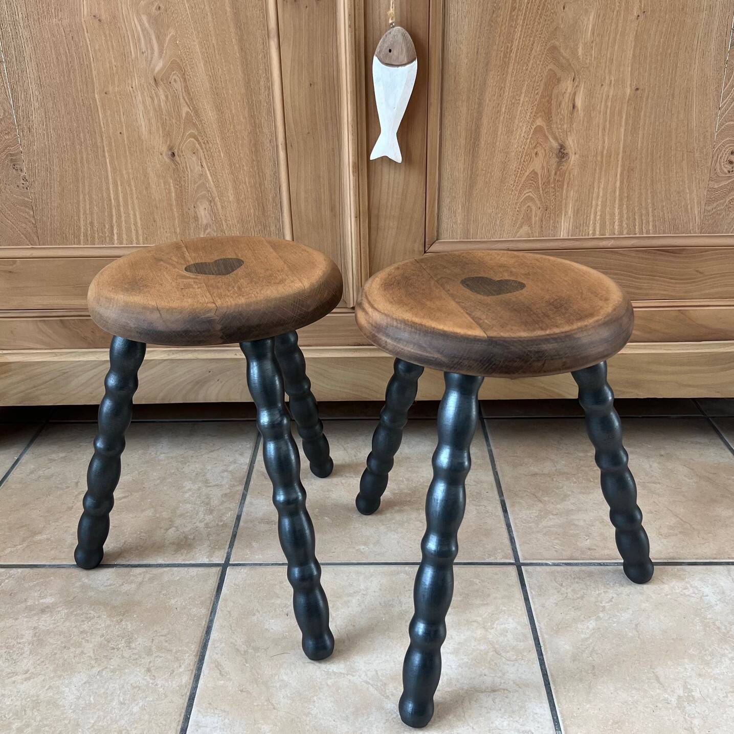 Duo de tabourets tripodes