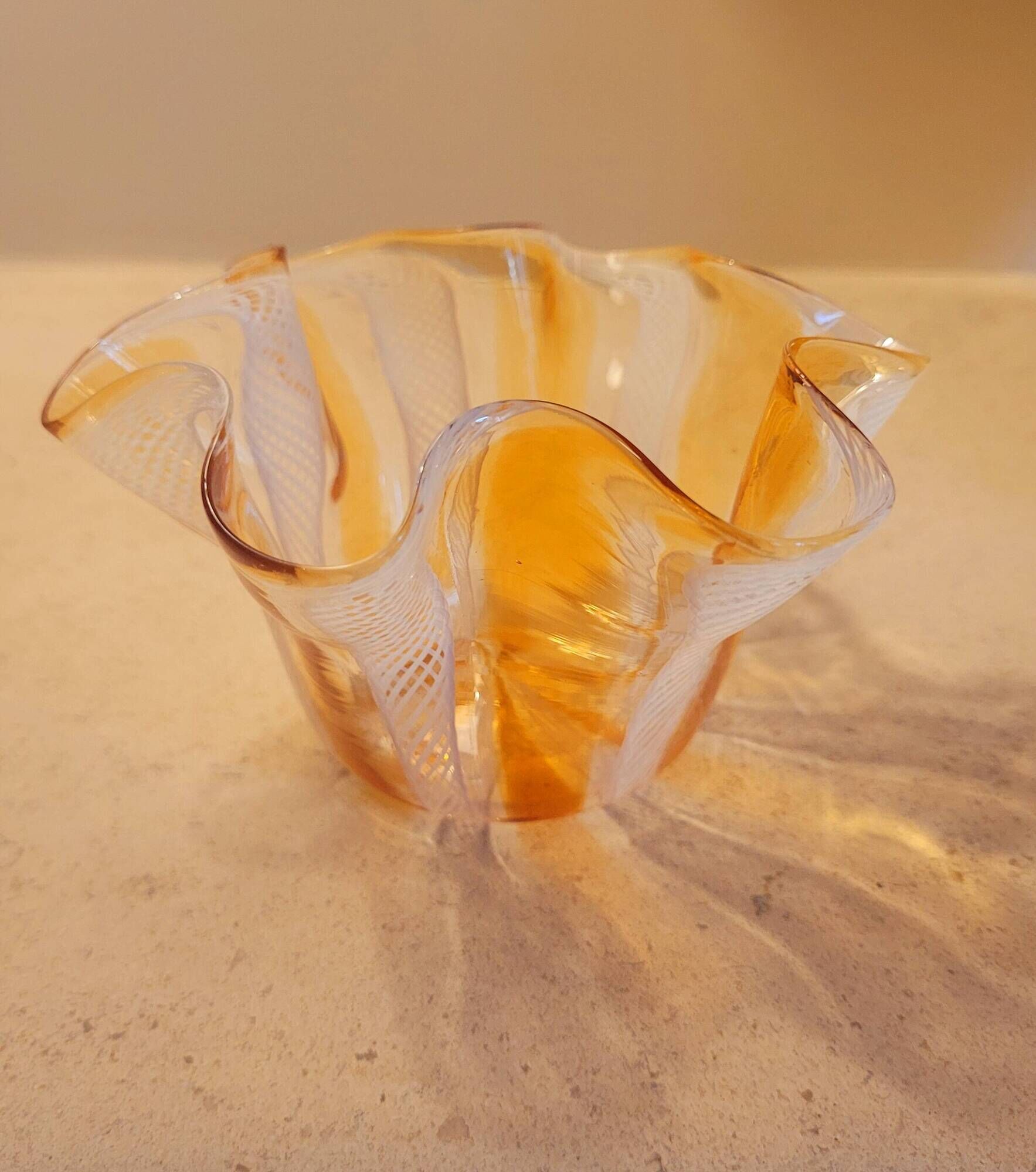 Small vintage handkerchief vase in Murano glass.