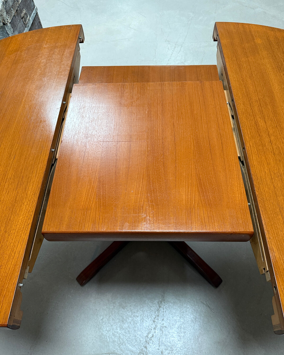 Extendable round table Baumann