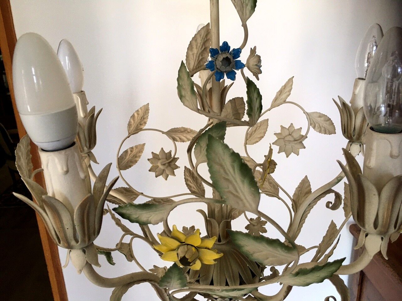 Lustre vintage en métal peint à décor de fleurs