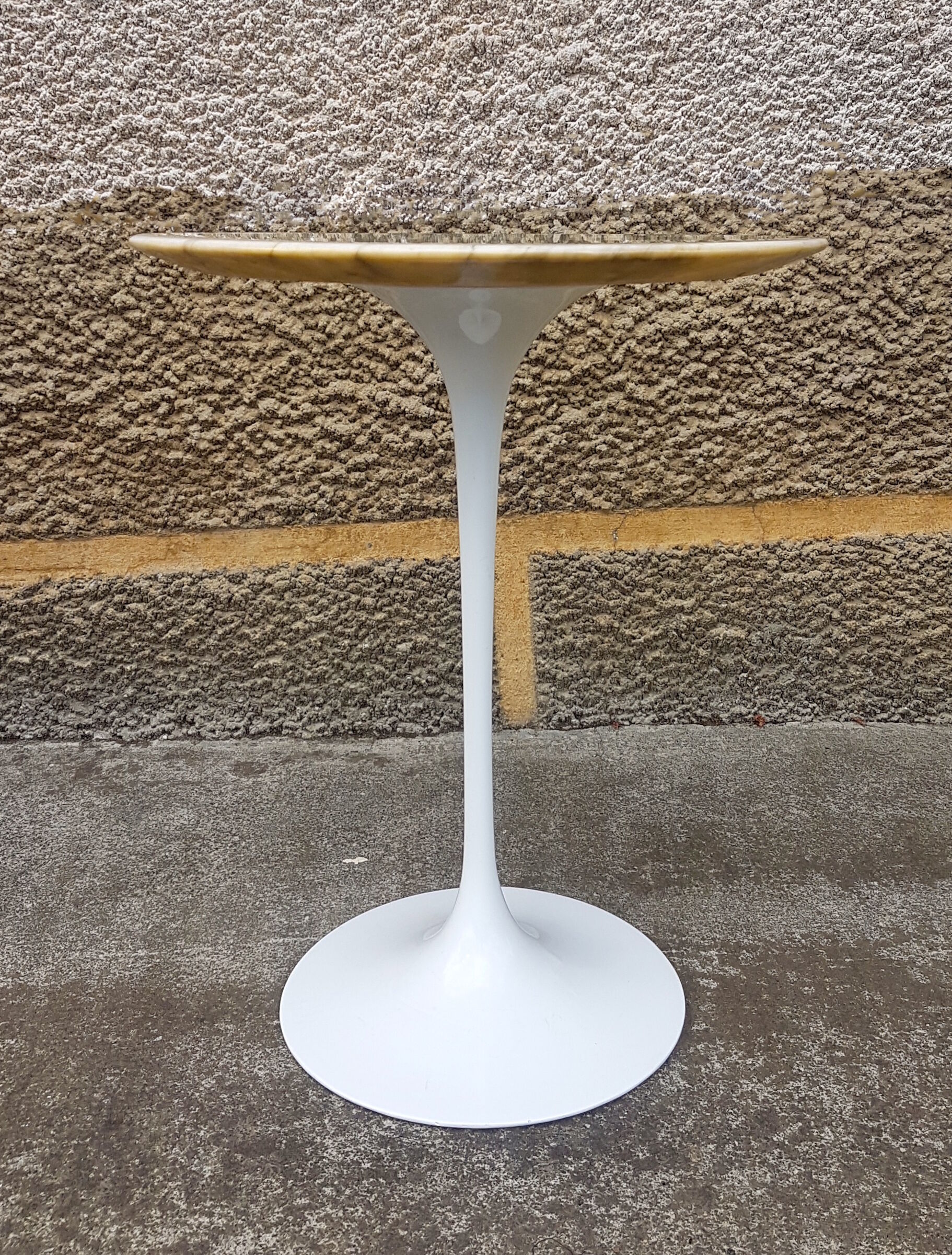 Side table Knoll by Saarinen