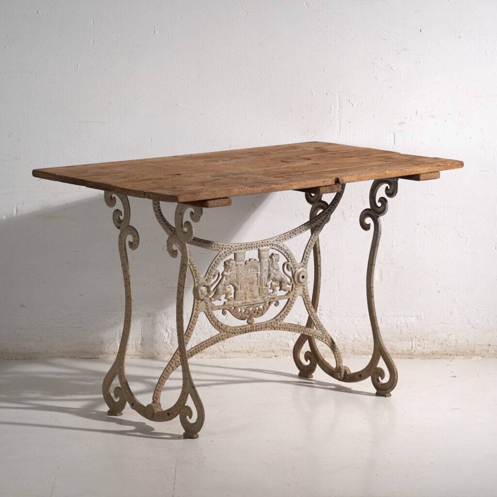 Table de jardin ancienne en fonte – Europe centrale, vers 1900